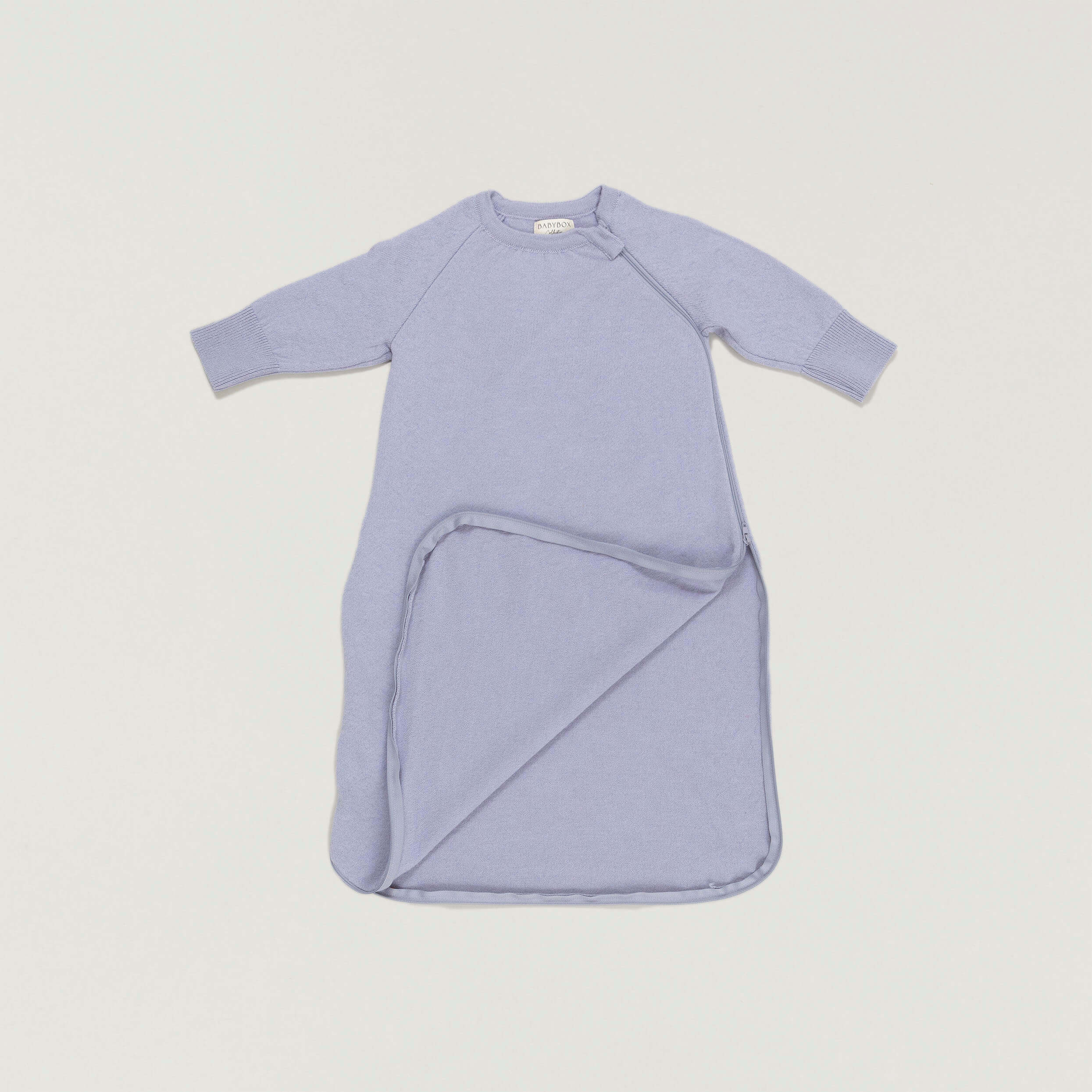 #HIDDENProduktfoto Babyschlafsack aus der Babybox Collection in dusty blue Reissverschluss