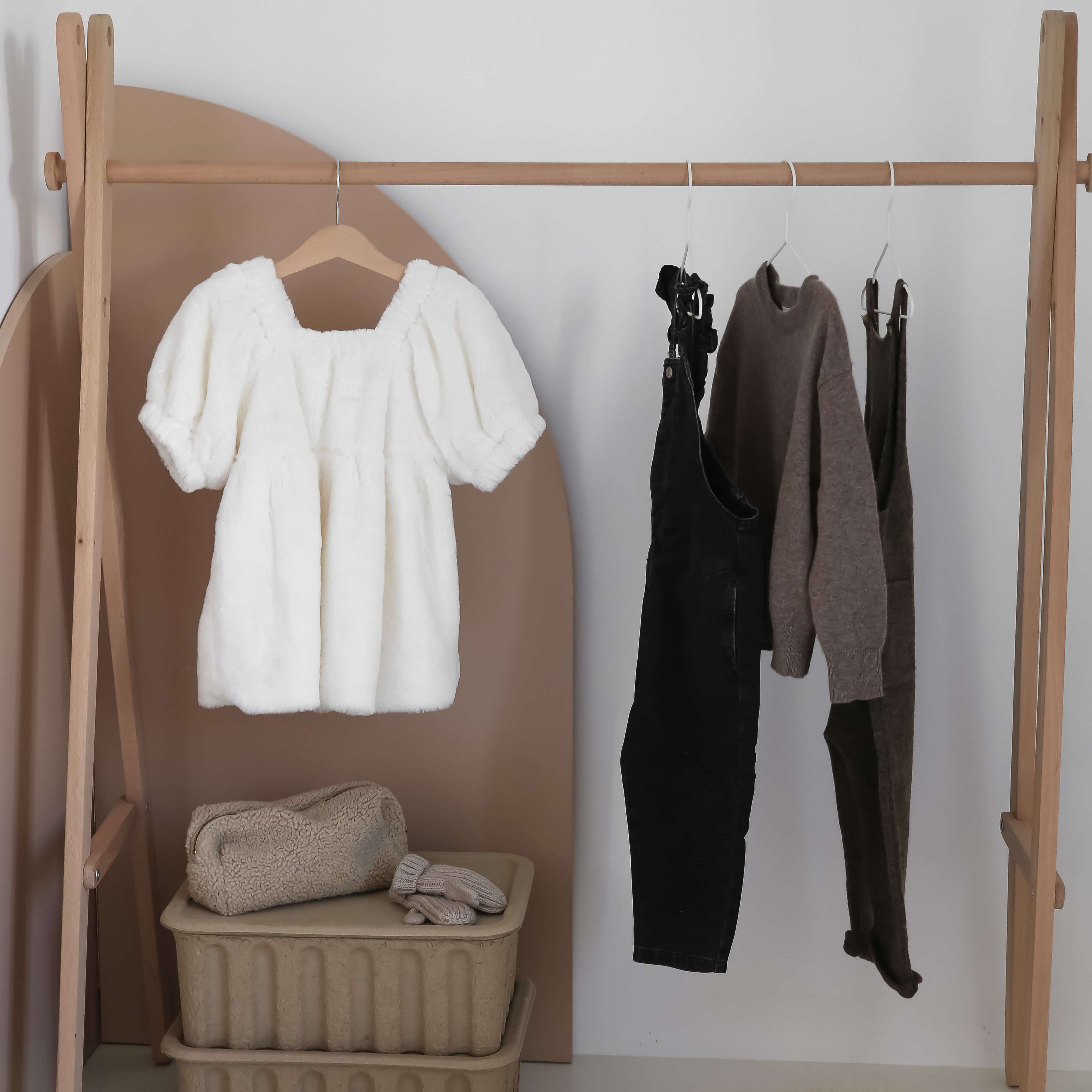 Curve Lab Kleiderständer mit Kleidung