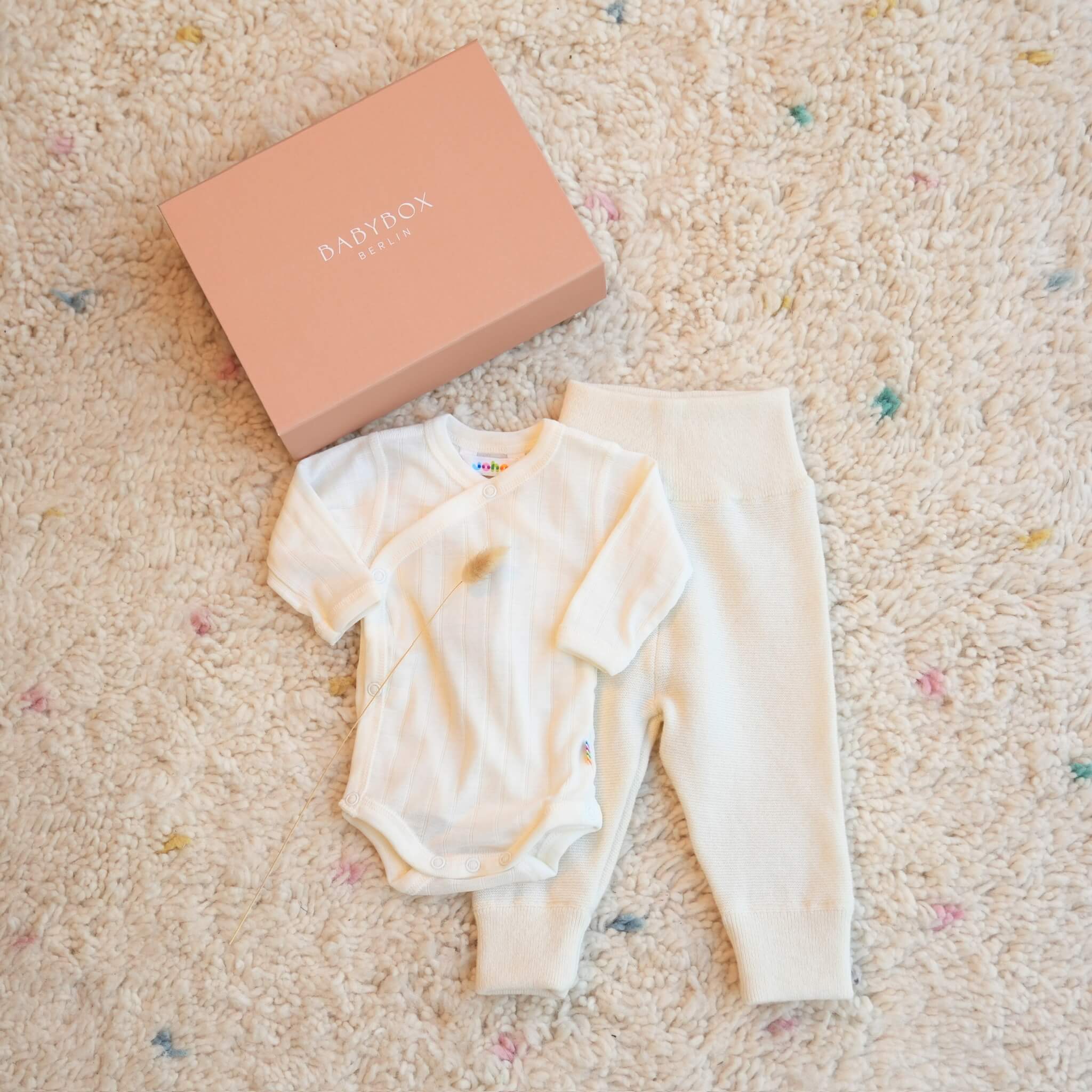 Produktfoto-Geschenkebox-Babybox-Bundhose-nature-Joha-Wickelbody-nature