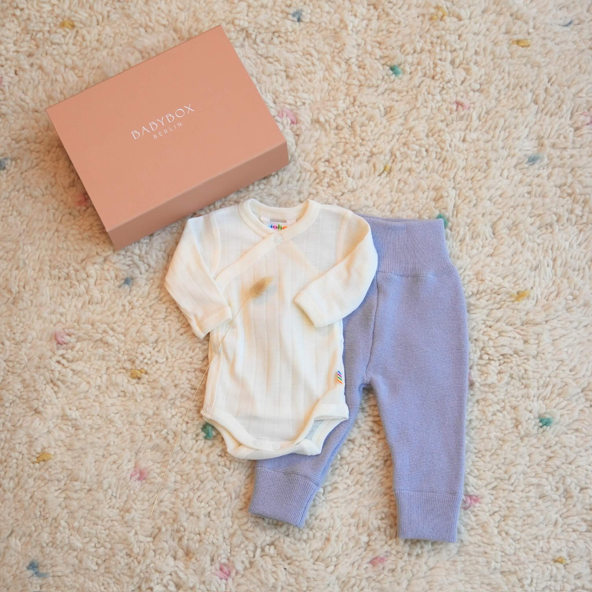 Produktfoto-Geschenkebox-Babybox-Bundhose-dusty-blue-Joha-Wickelbody-nature