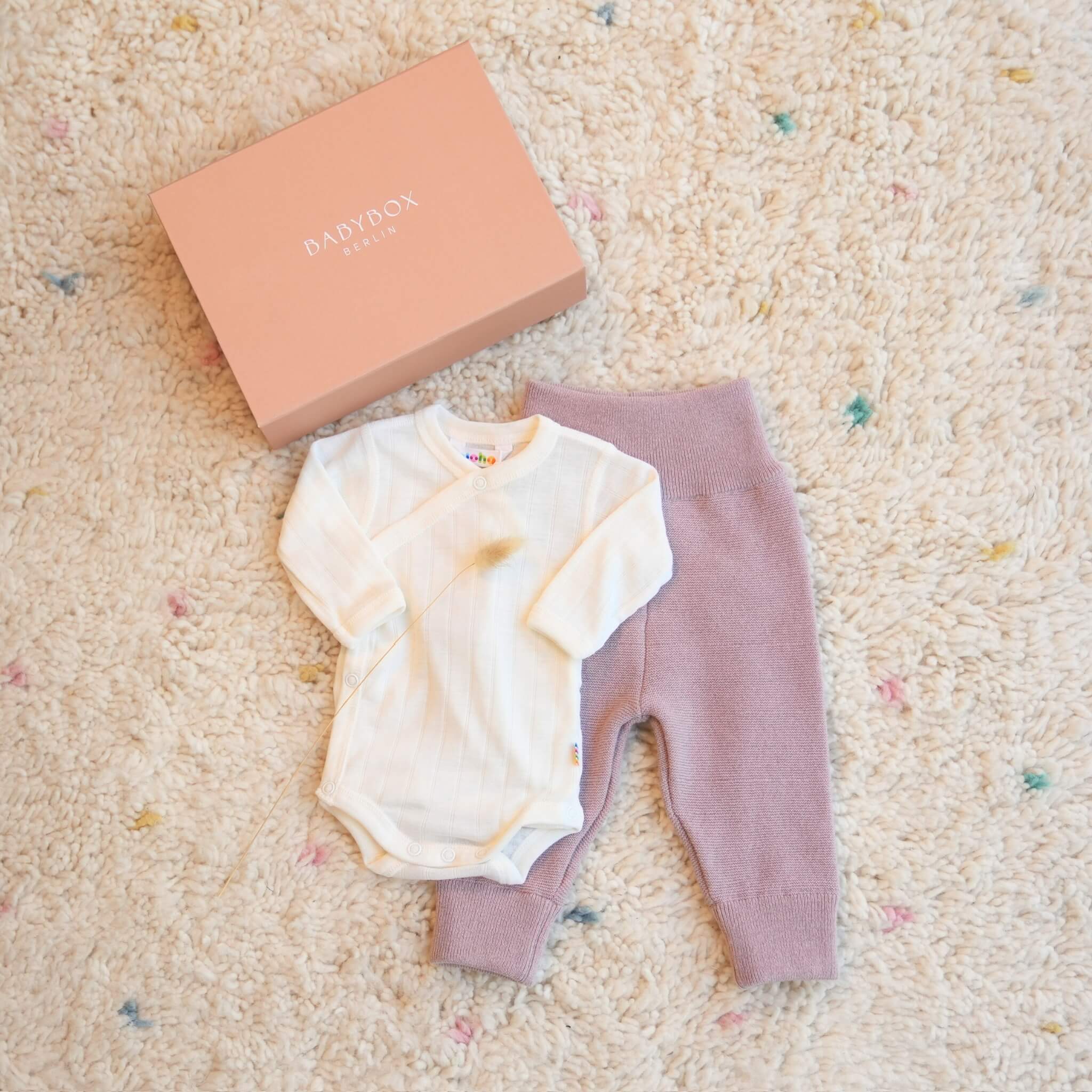 Produktfoto-Geschenkebox-Babybox-Bundhose-spring-rose-Joha-Wickelbody-nature