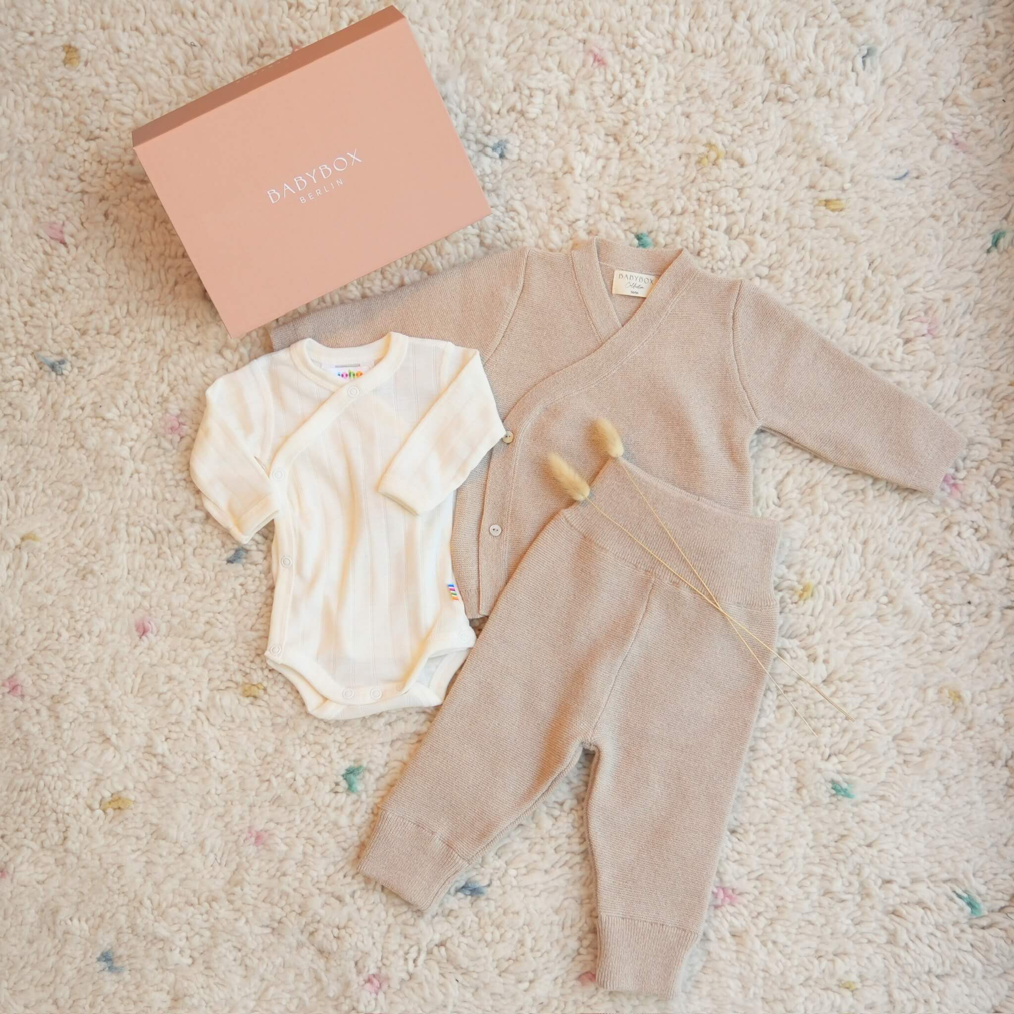 Produktfoto Geschenkbox hallo baby mit schluettli und Bundhose in dune-melange und Wickelbody von Joha in nature
