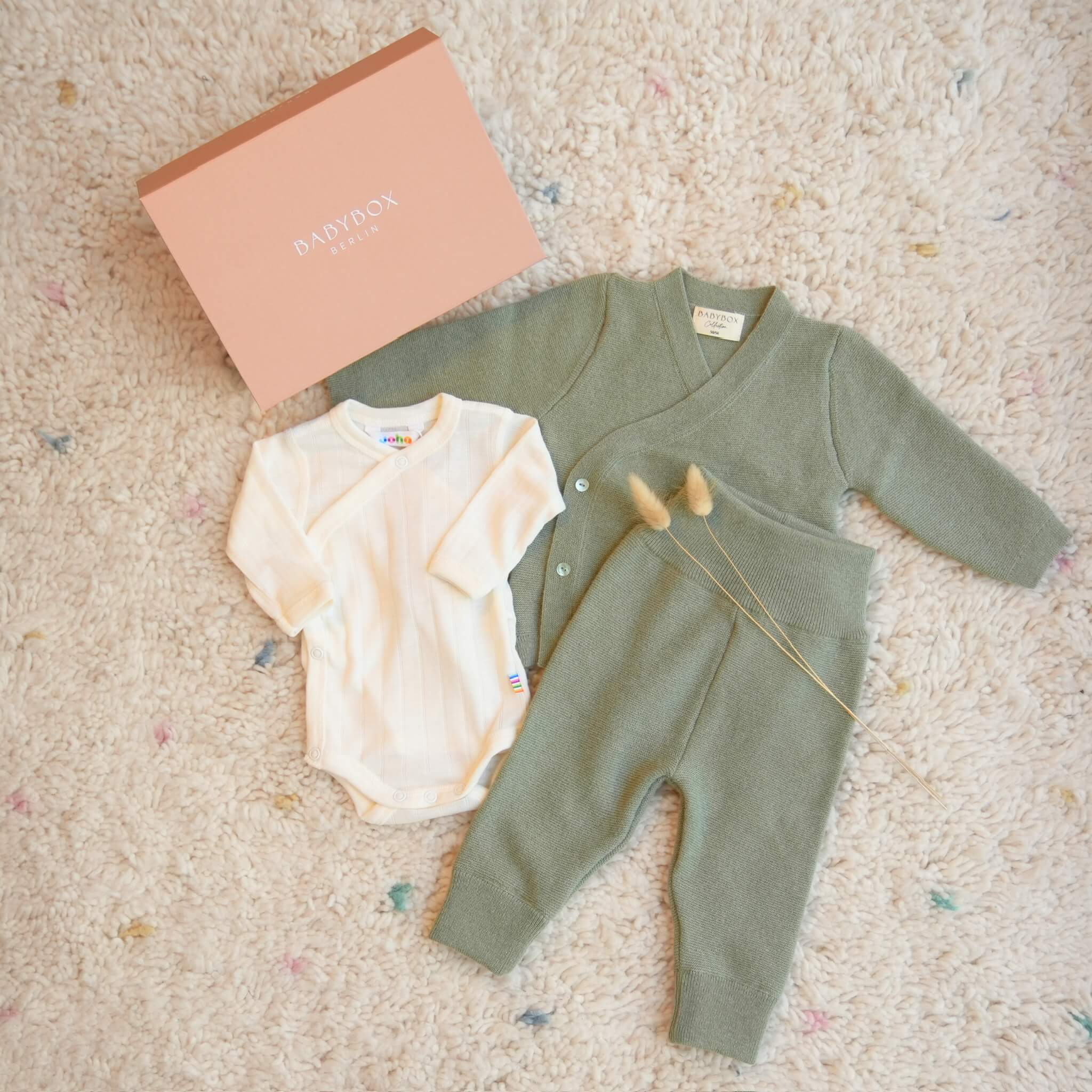 Produktfoto Geschenkbox hallo baby mit schluettli und Bundhose in dusty-green und Wickelbody von Joha in nature