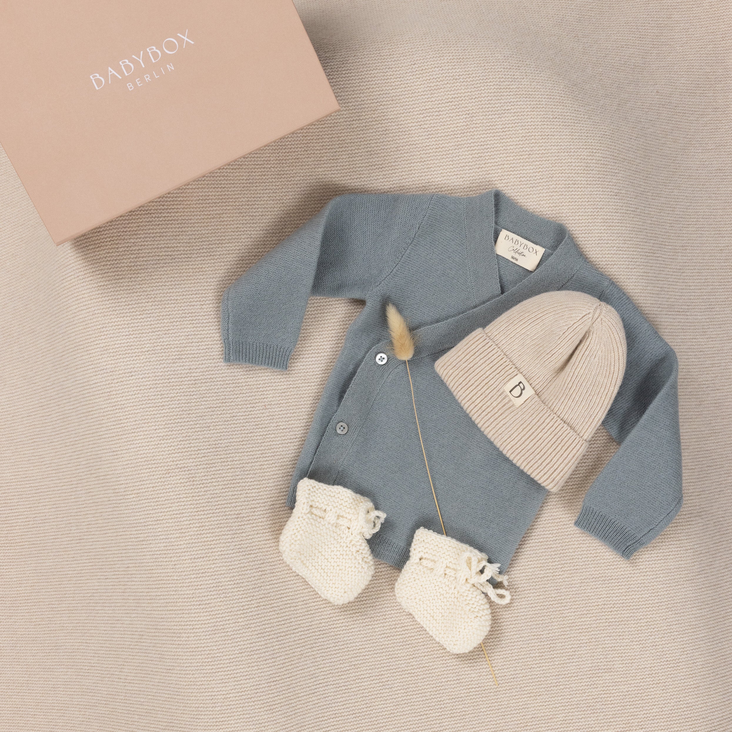 Babybox Geschenkset „Merino Cozy Look – Rauchblau & Oat“