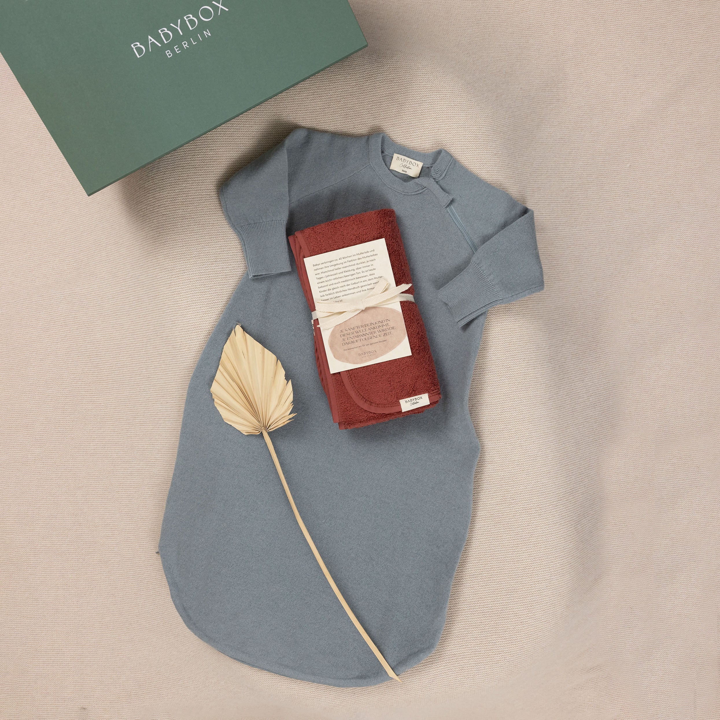 Babybox Schlafsack Rauchblau + Geburtshandtuch