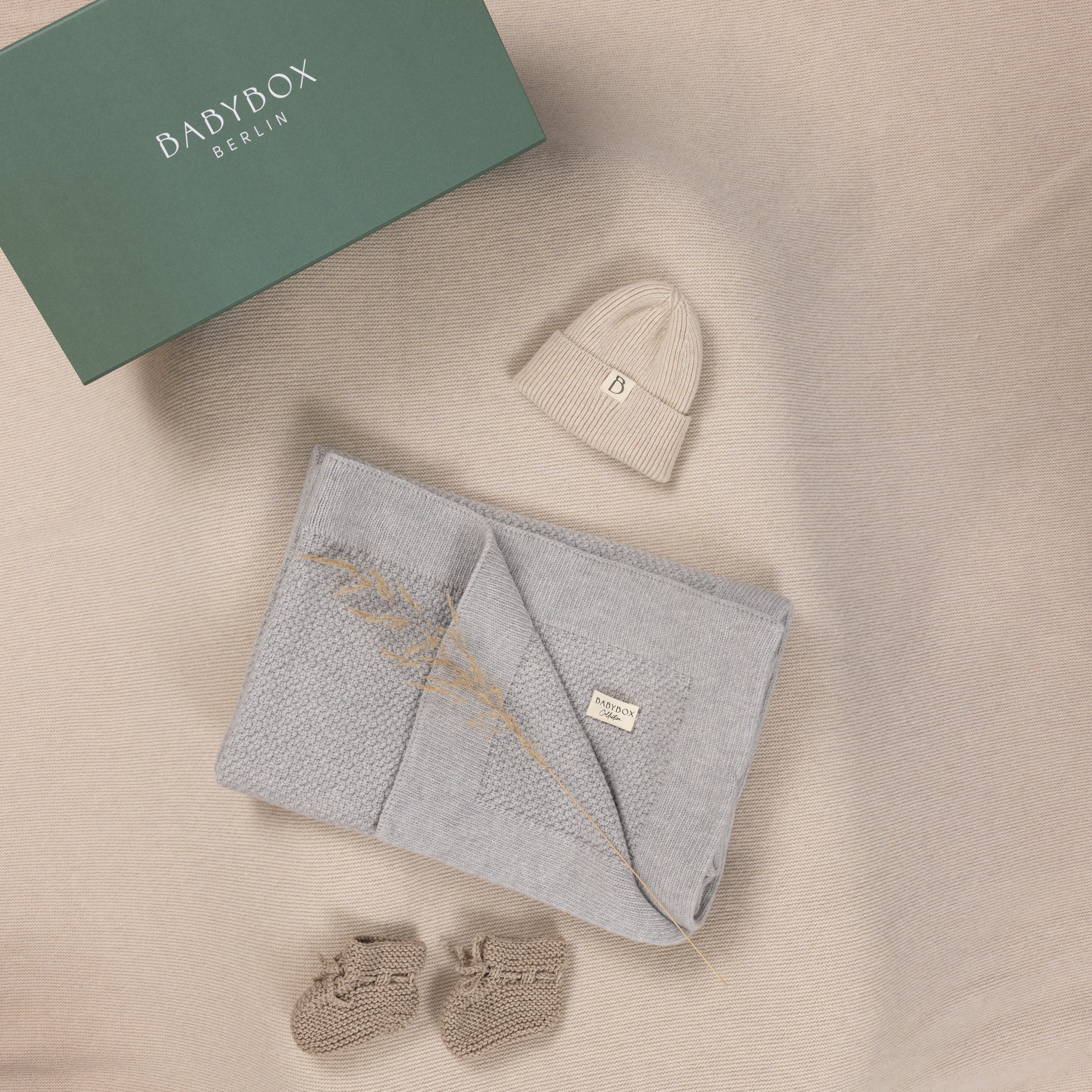 Babybox Geschenkset „Merino Cozy Moments“ – Decke & Kaschmir-Mütze & Strickschuhe