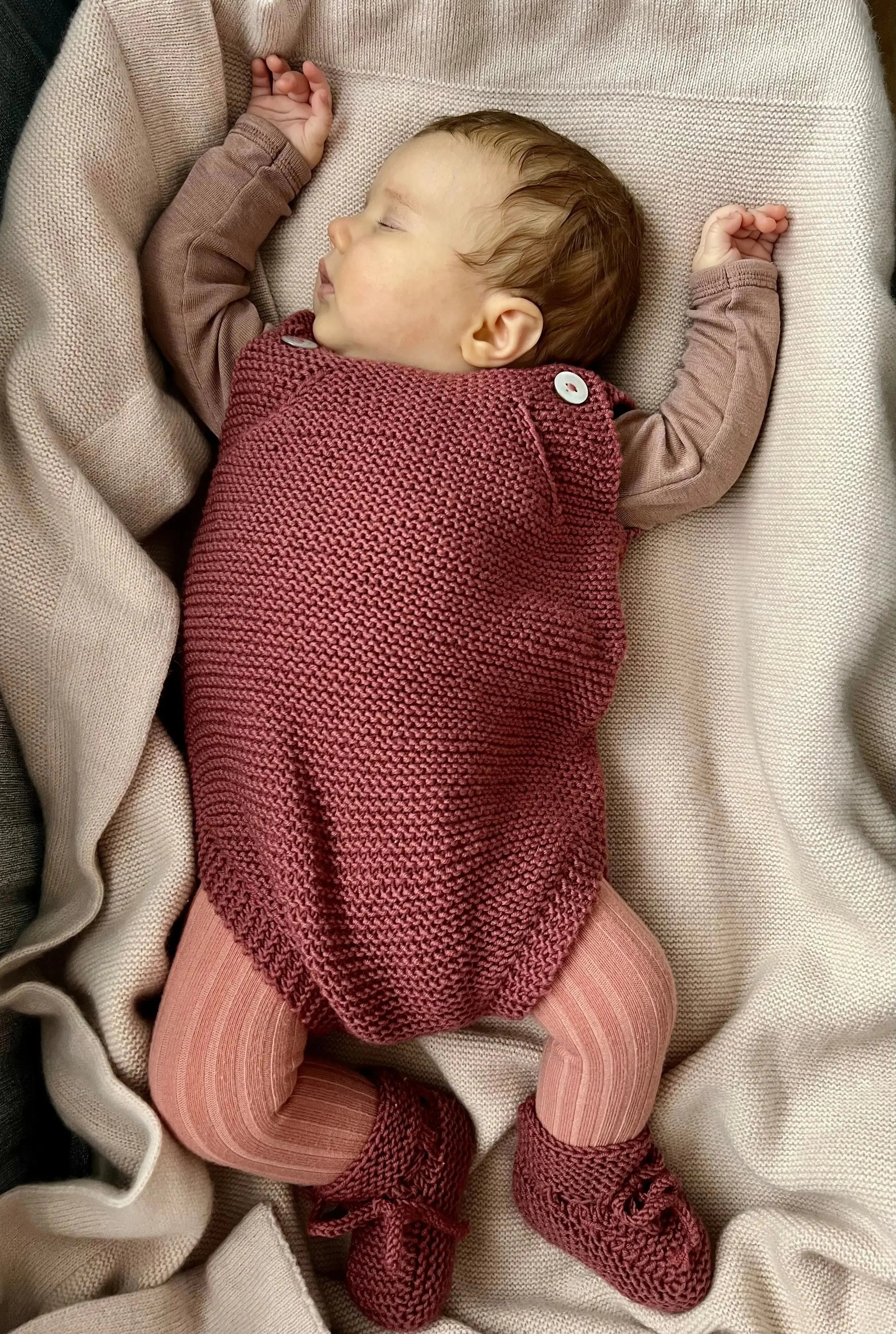 Handgestrickter Romper aus Wolle in Auslauffarben