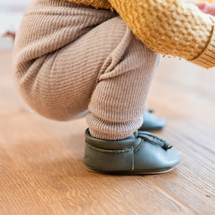 Sissi Rasche X Lieblinge® | Limited Edition Barfuß Lauflernschuh kahki süßes Mädchen mit Wollhose