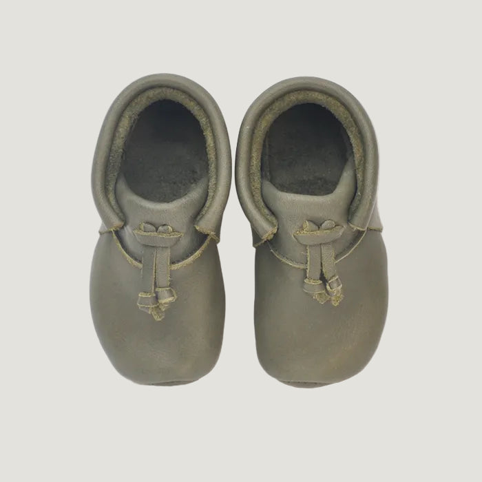 Sissi Rasche X Lieblinge® | Limited Edition Barfuß Lauflernschuh kahki Paar Top Ansicht zuckersüß