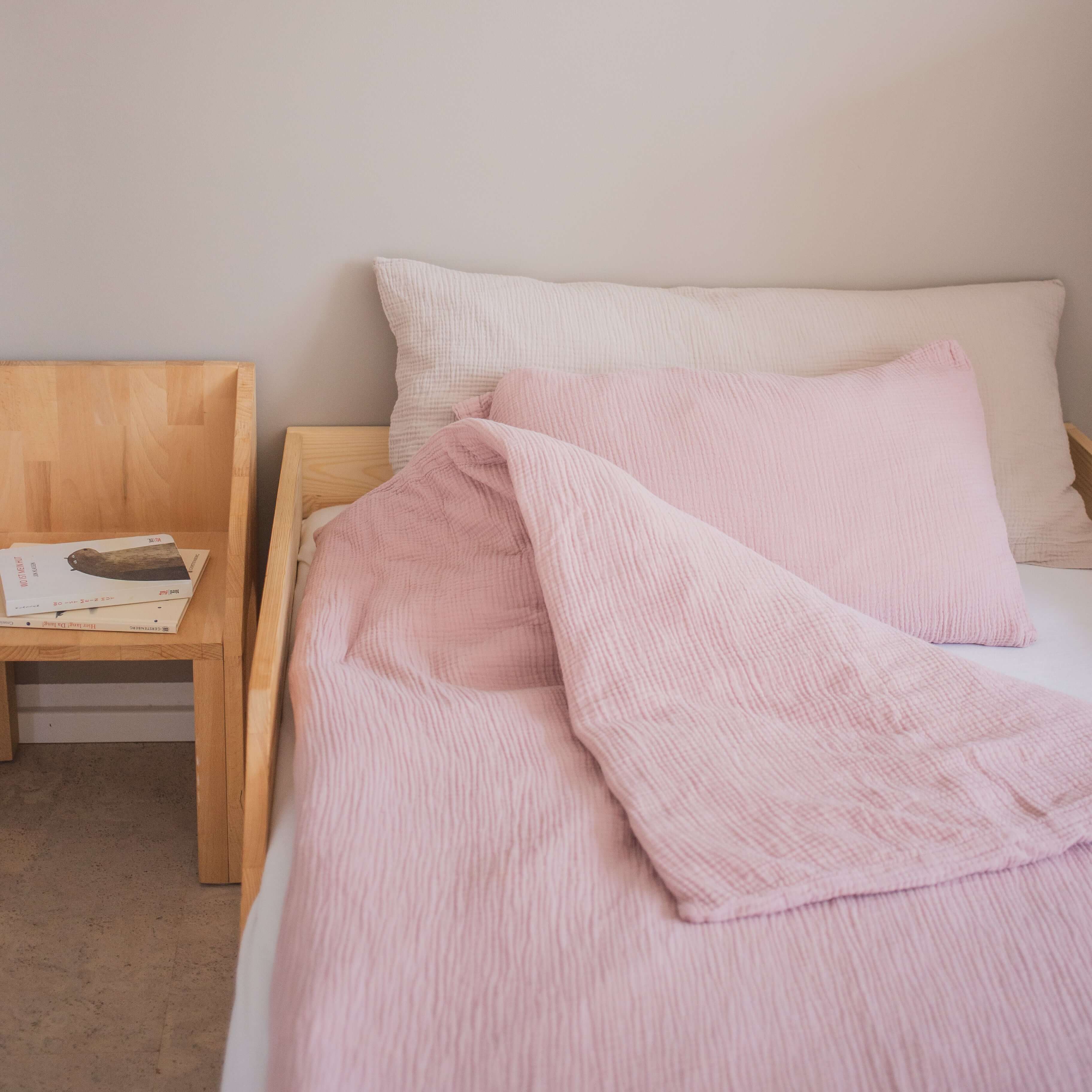 Produktfoto Murmunto Bio Bettwäsche Musselin Decke und Kissen im Kinderbett