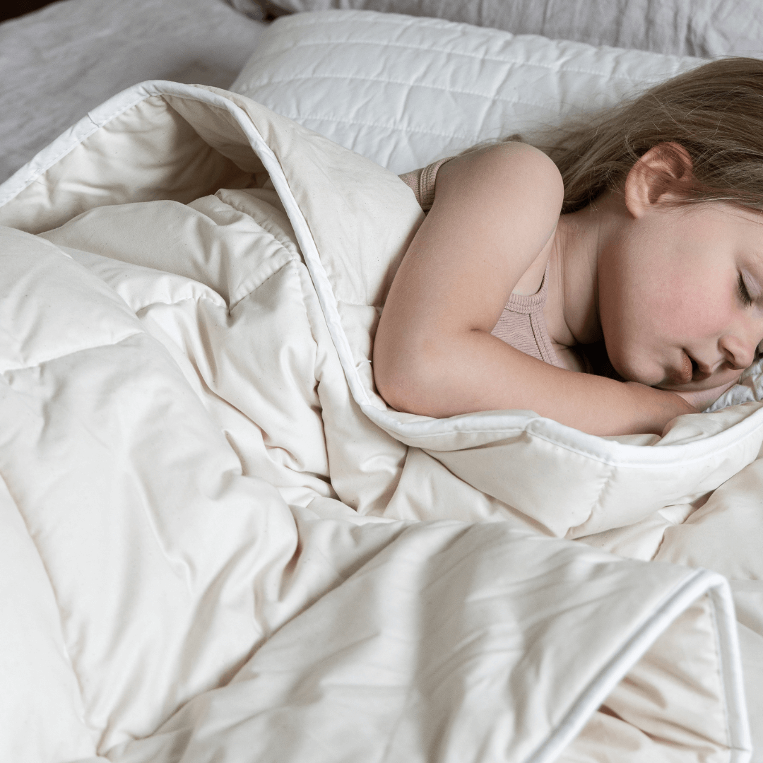 Produktfoto Murmunto Kinderbettdecke aus Schurwolle mit schlafendem Kind