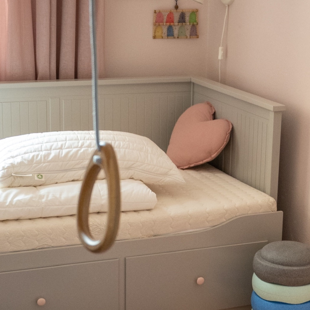 Produktfoto Murmunto Natürliche Kindermatratze aus Kokos und Naturlatex im Kinderbett mit Kopfkissen