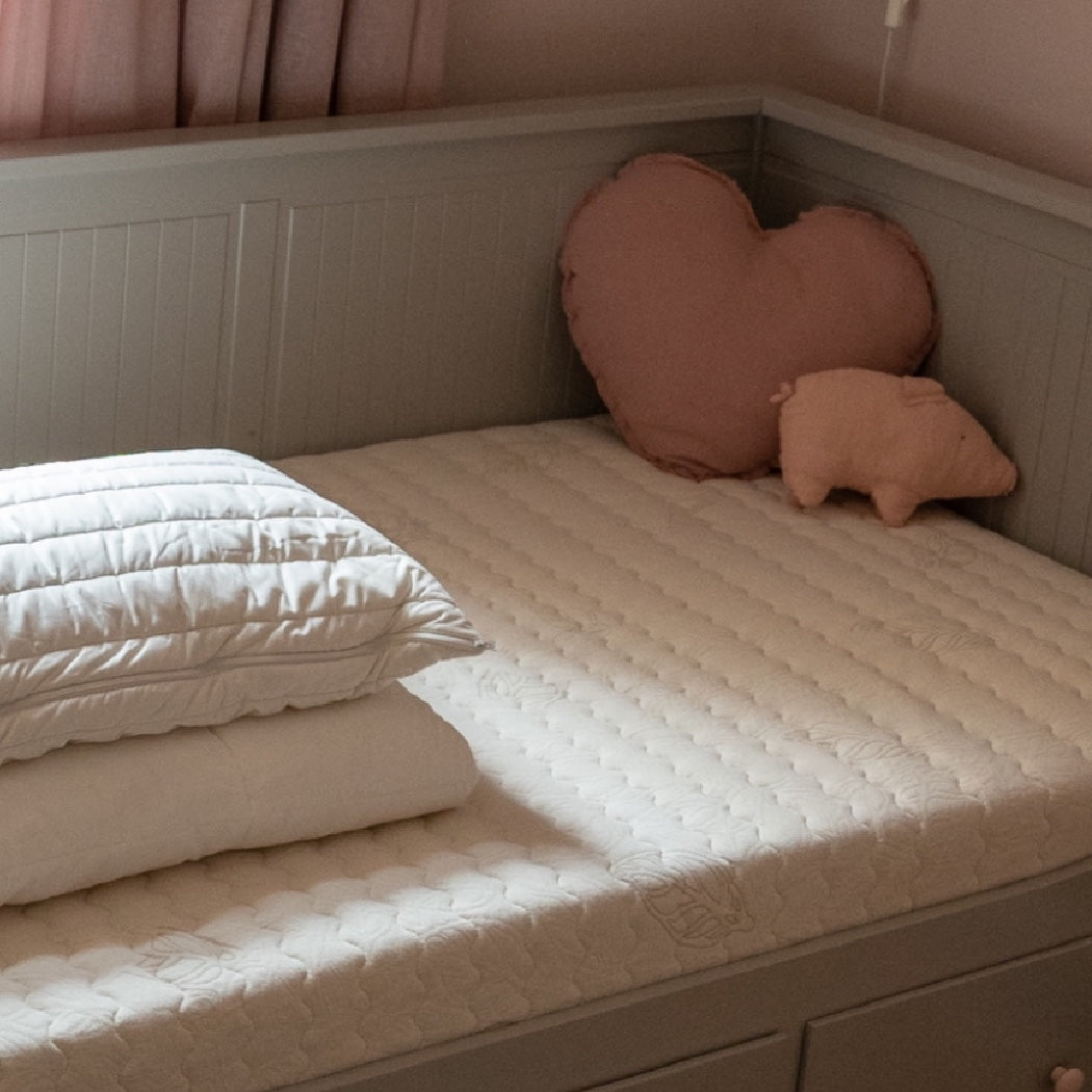Produktfoto Murmunto Natürliche Kindermatratze aus Kokos und Naturlatex im Kinderbett
