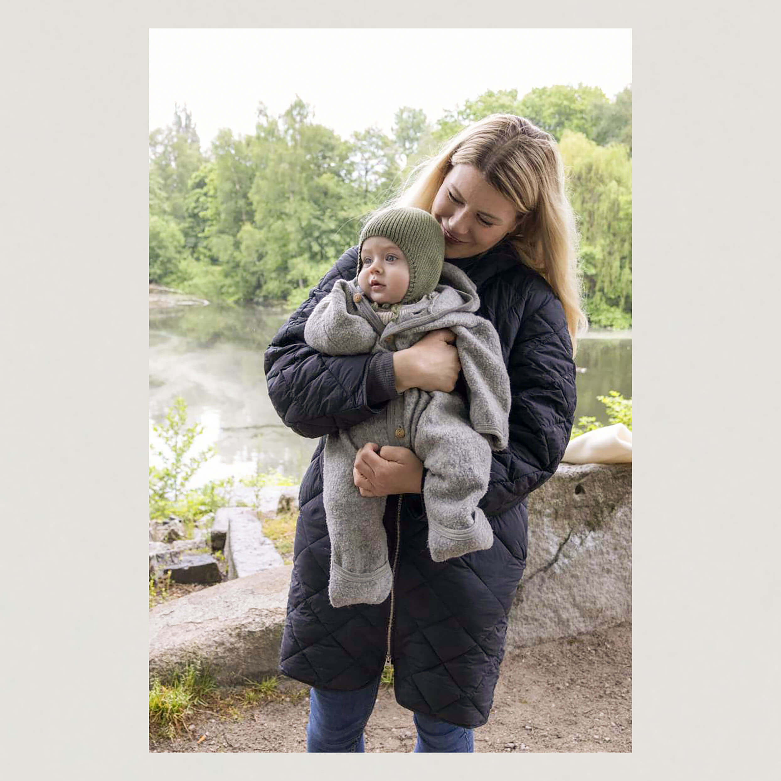 Baby mit einer Mütze in olive