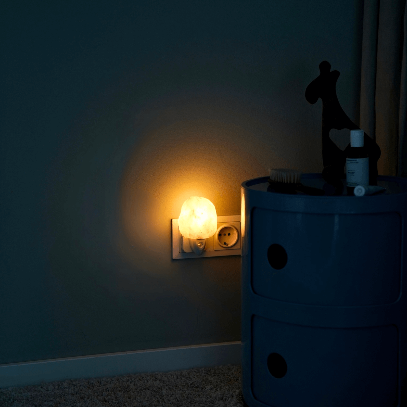 Salzkristall Nachtlampe in der Dämmerung