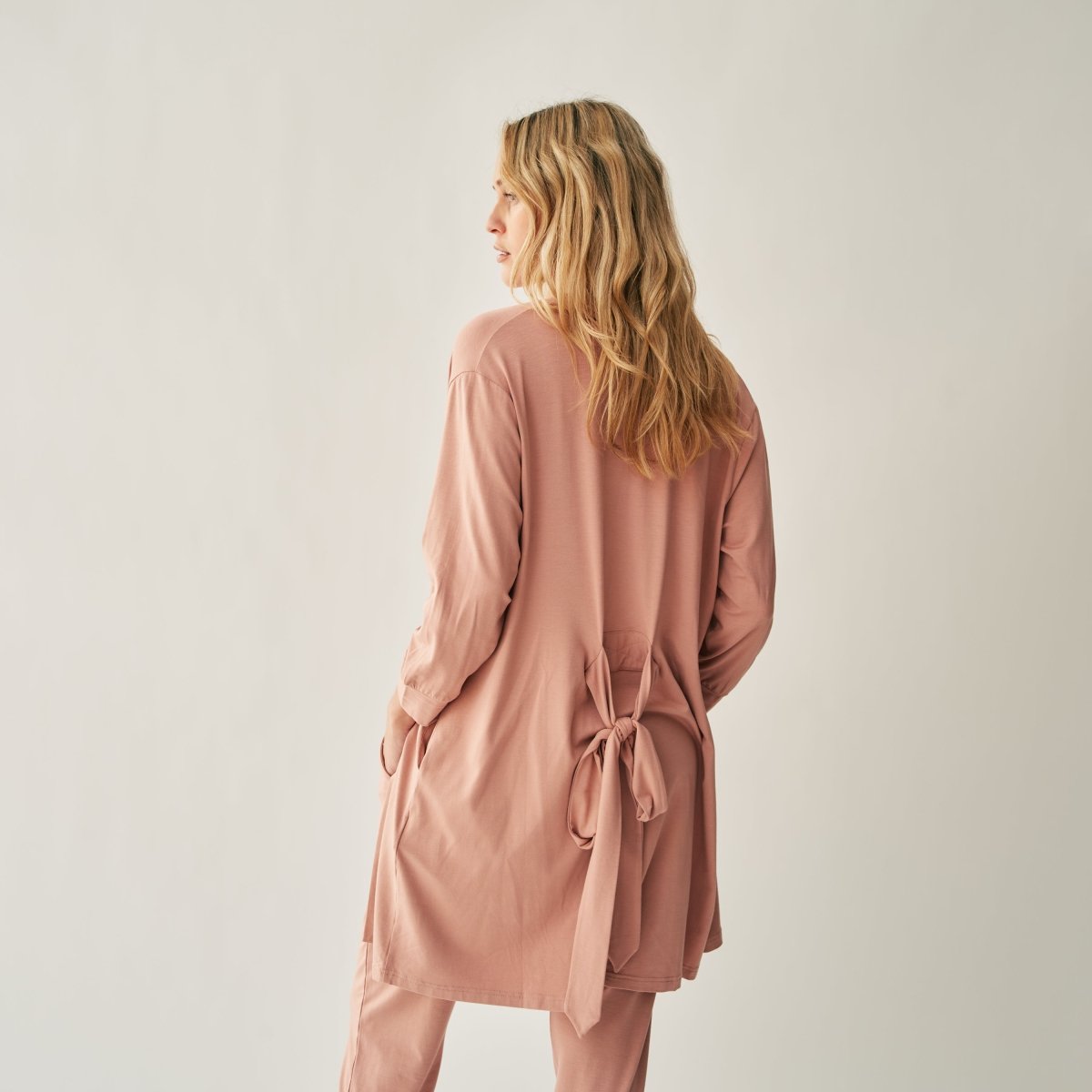 Produktfoto The Mama Set Robe Blush angezogen Rückansicht Detail