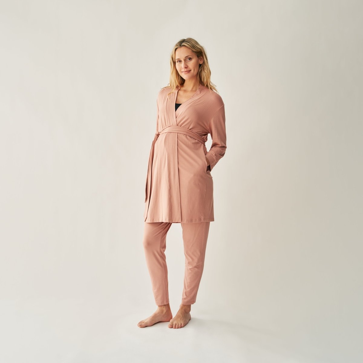 Produktfoto The Mama Set Robe blush angezogen zugebunden von vorne