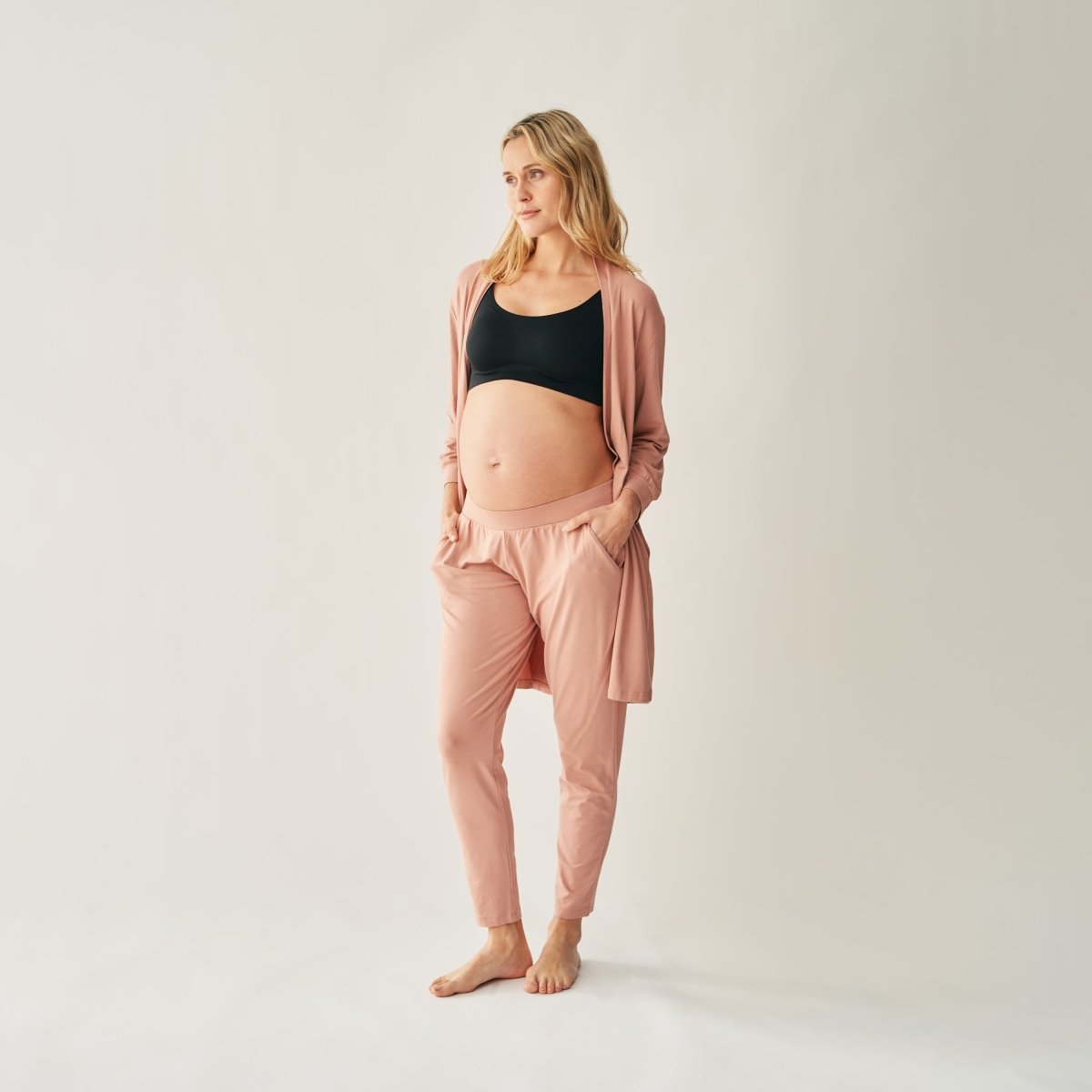 Produktfoto The Mama Set Robe blush offen mit Hose Blush