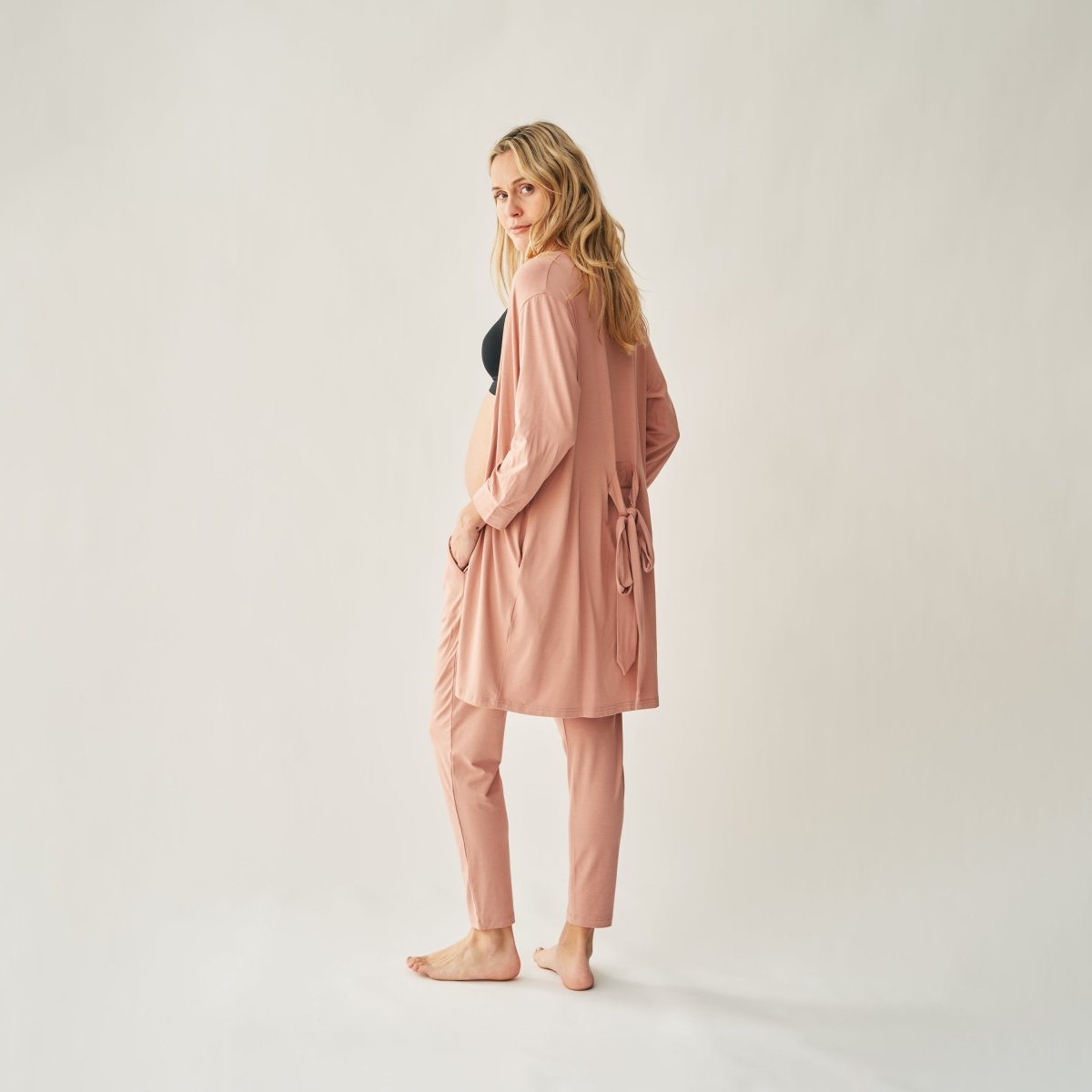 Produktfoto The Mama Set Robe blush angezogen offen in Rückansicht