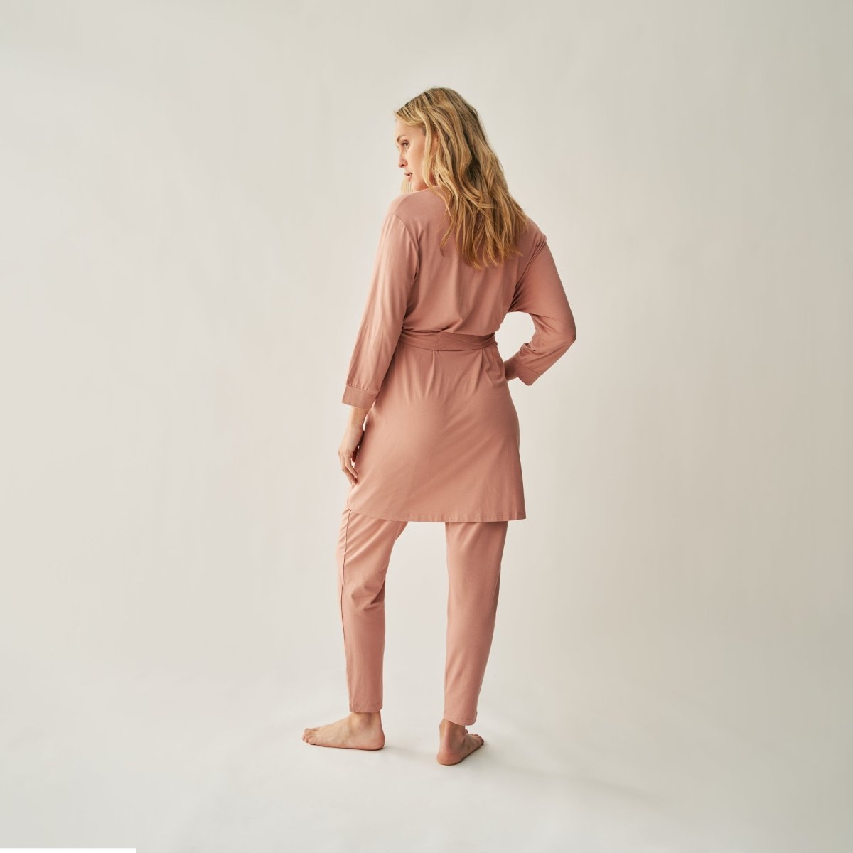Produktfoto The Mama Set Robe blush angezogen gebunden Rückansicht
