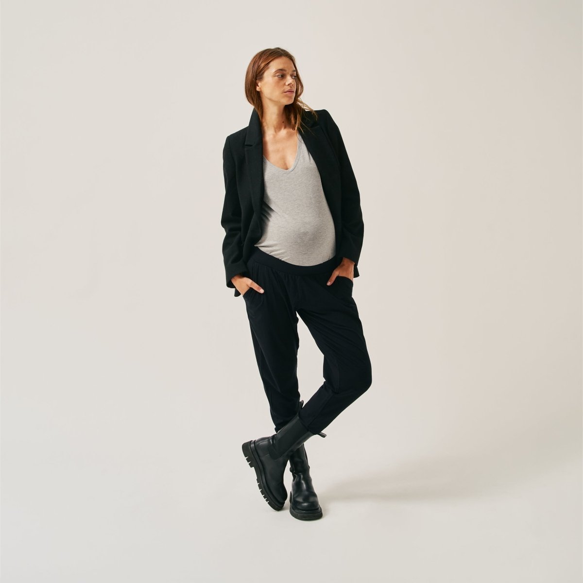 Produktfoto The Mama Set relaxed Pants Black angezogen mit Tshirt und Blazer Vorderansicht