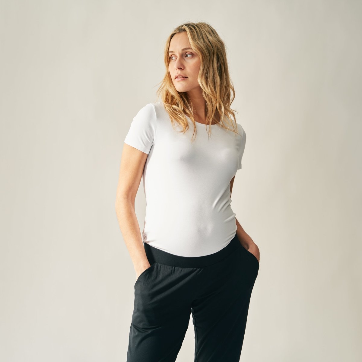Produktfoto The Mama Set relaxed Pants Black angezogen mit Tshirt Detail