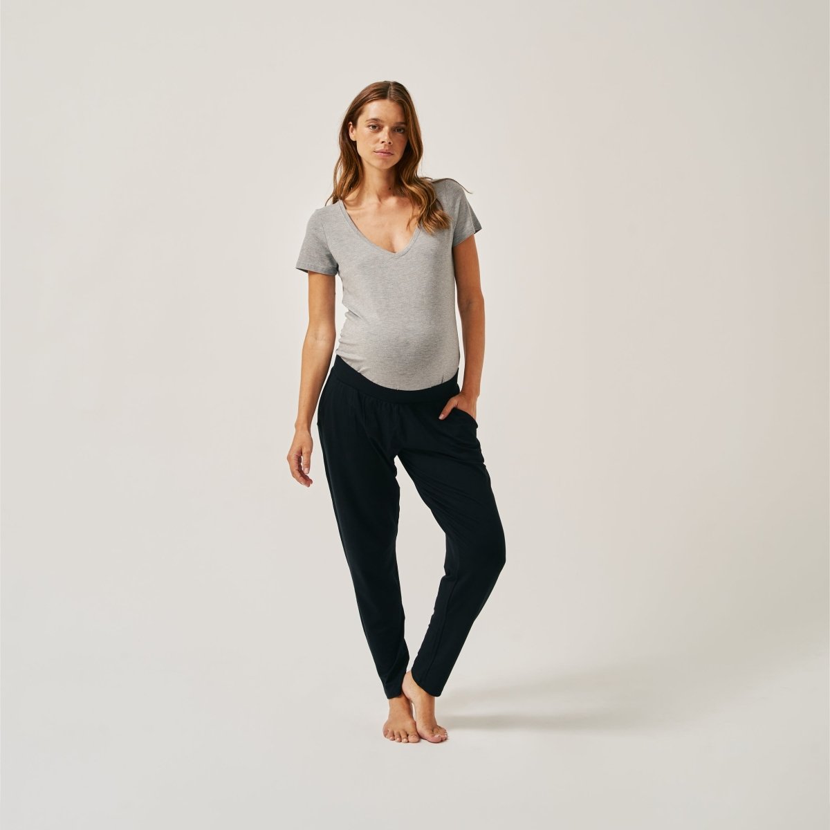 Produktfoto The Mama Set relaxed Pants Black angezogen mit Tshirt Vorderansicht