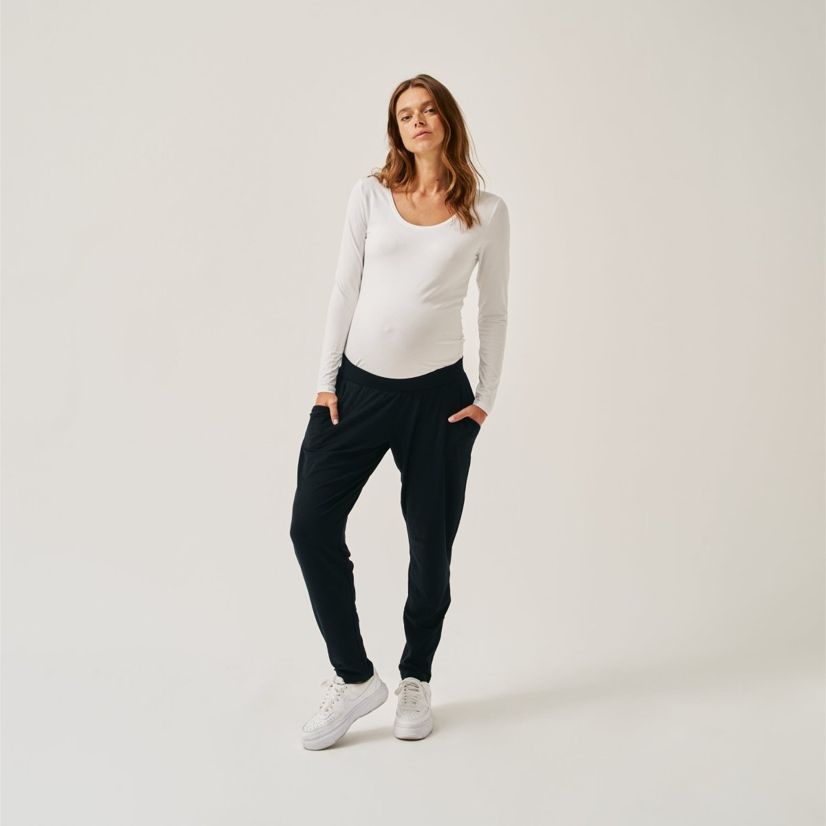 Produktfoto The Mama Set relaxed Pants Black angezogen mit shirt Vorderansicht