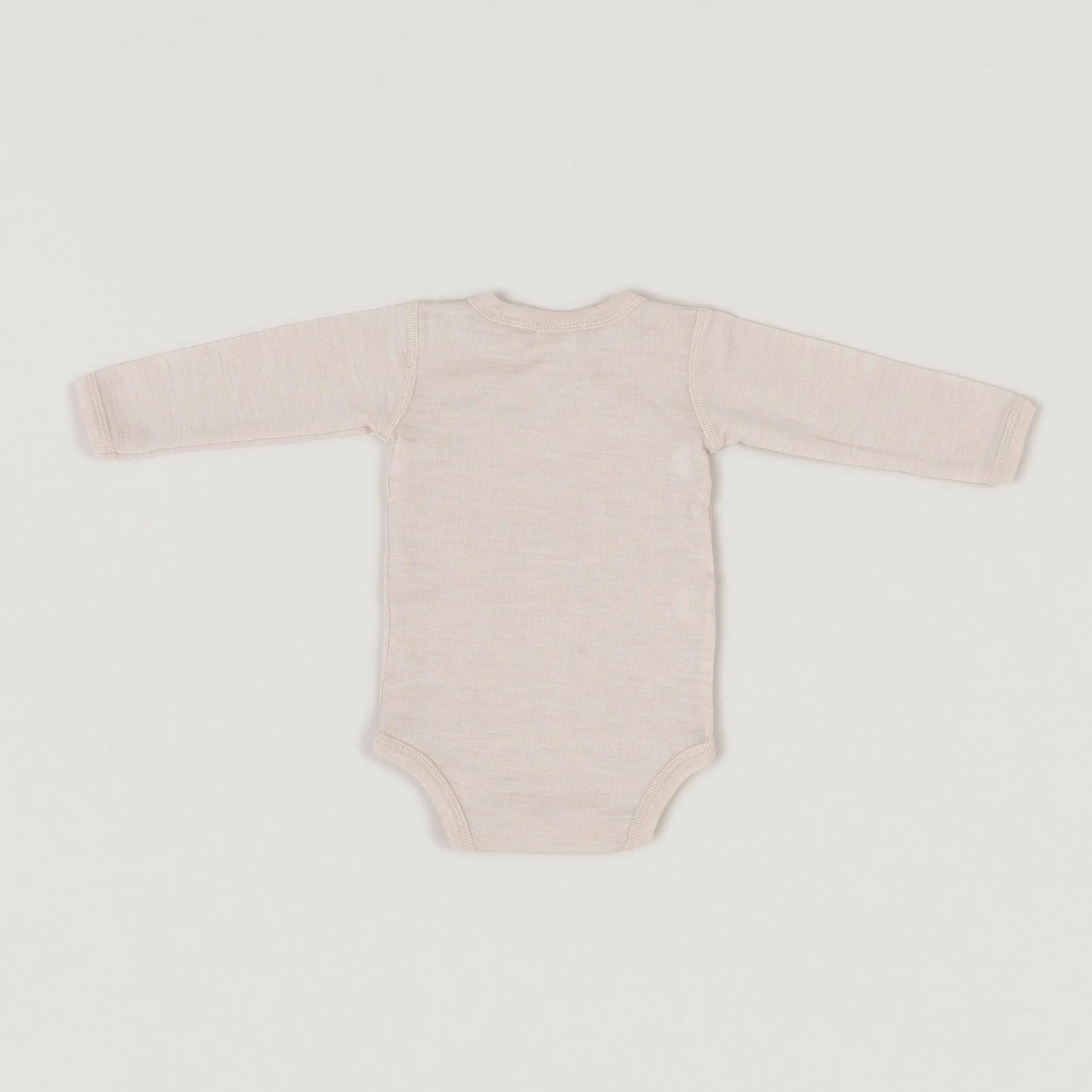 Ein Produktbild des Langarmwickelbodys aus Wolle und Seide in Nature der Babybox Collection in der Rückansicht im Onlineshop von Babybox and Family
