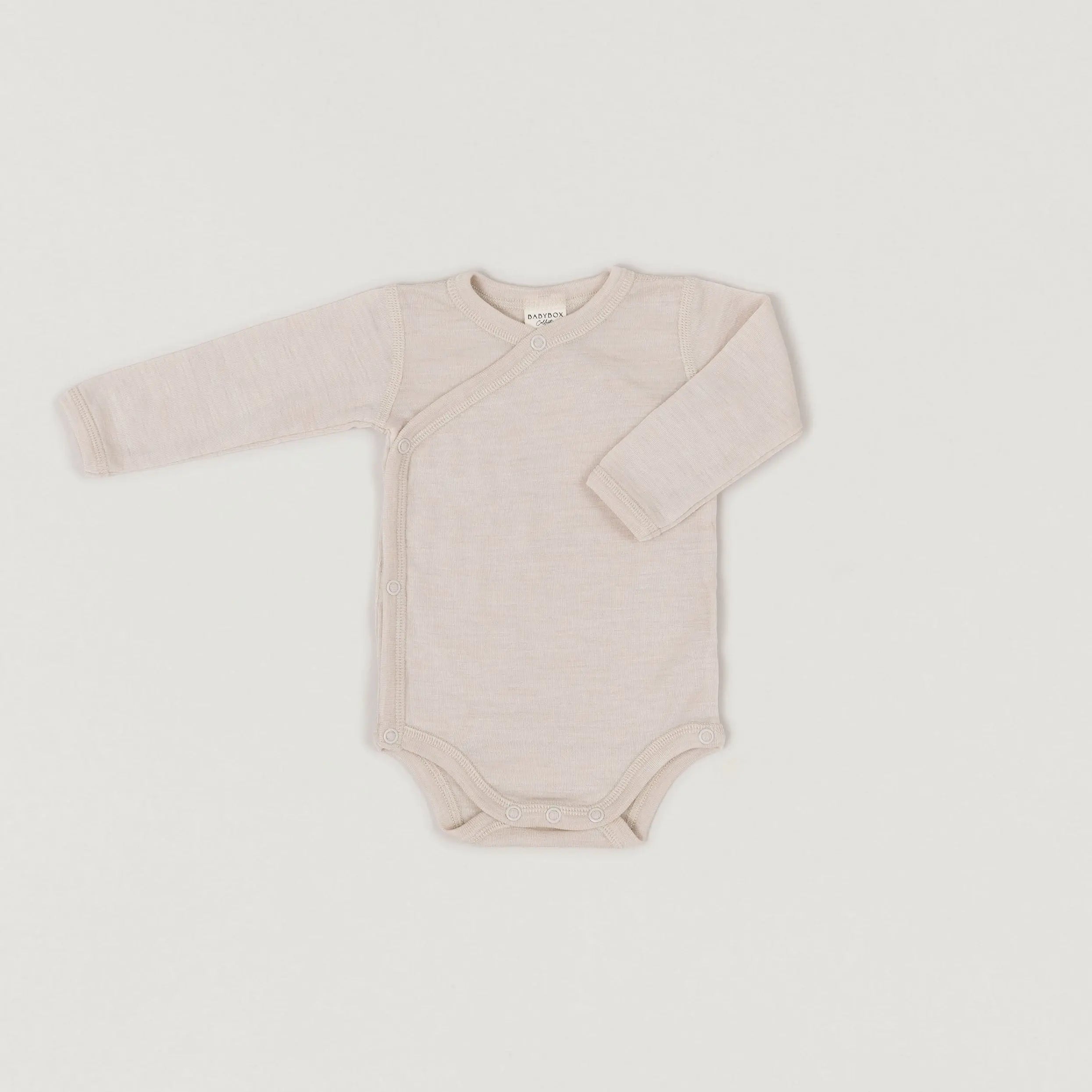 Ein Produktbild des Langarmwickelbodys aus Wolle und Seide in Nature der Babybox Collection in der Vorderansicht im Onlineshop von Babybox and Family