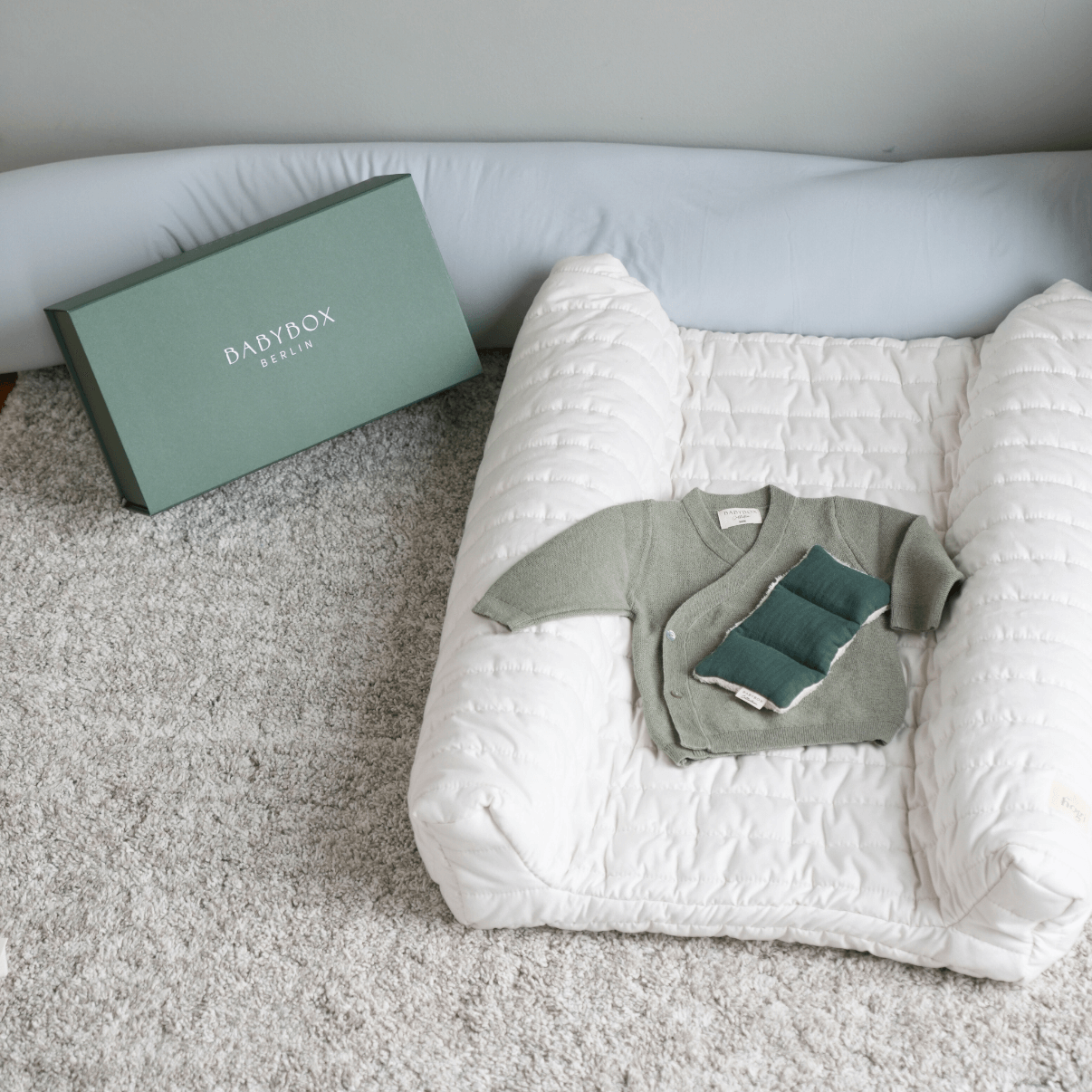 babybox collection geschenkset schluettli in dusty-green und traubenkernkissen in olive