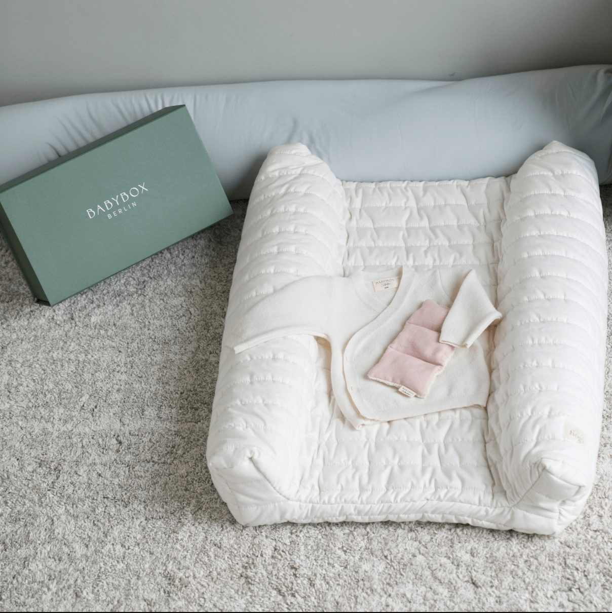 babybox collection geschenkset schluettli in nature und traubenkernkissen in powder-rose