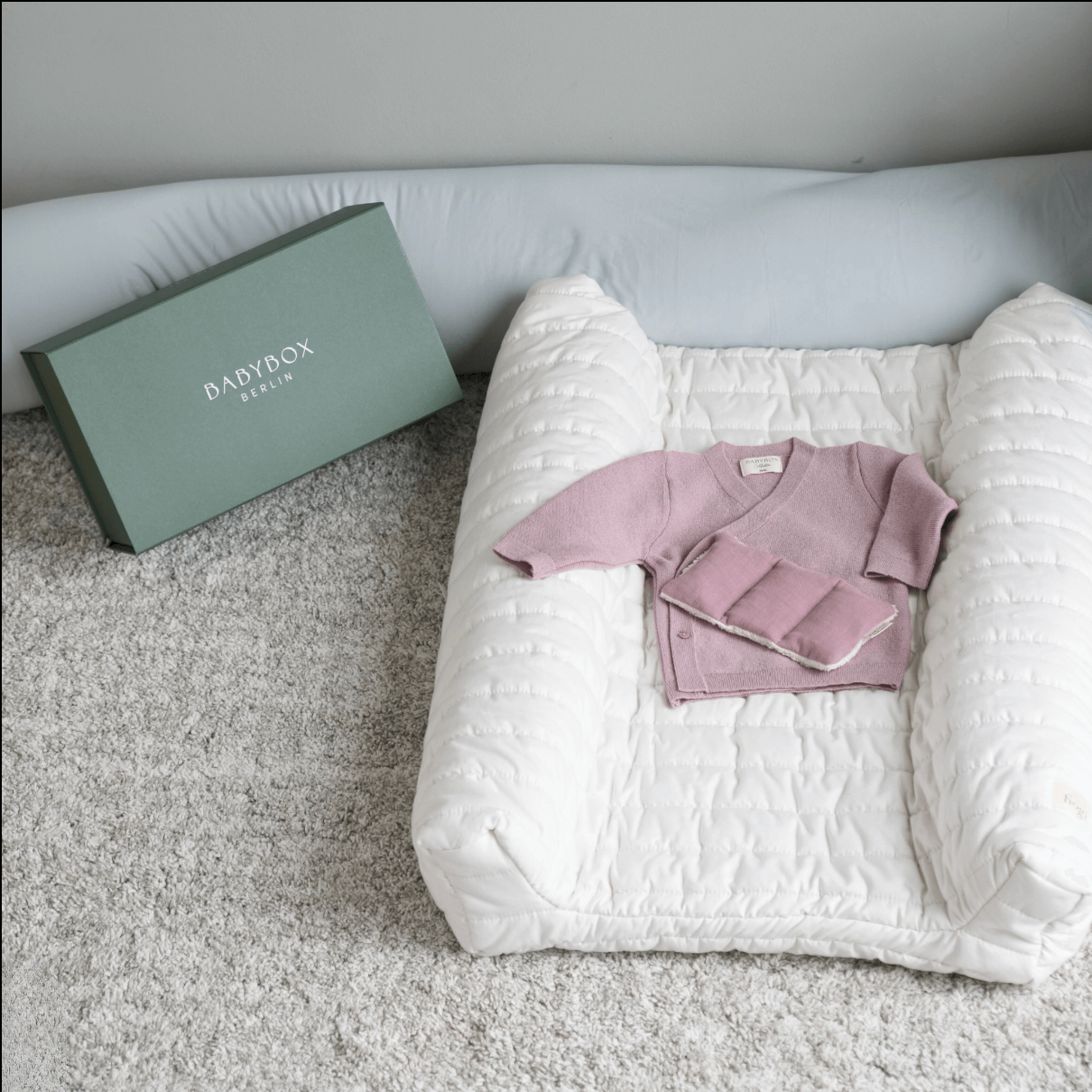 babybox collection geschenkset schluettli in spring-rose und traubenkernkissen in mauve