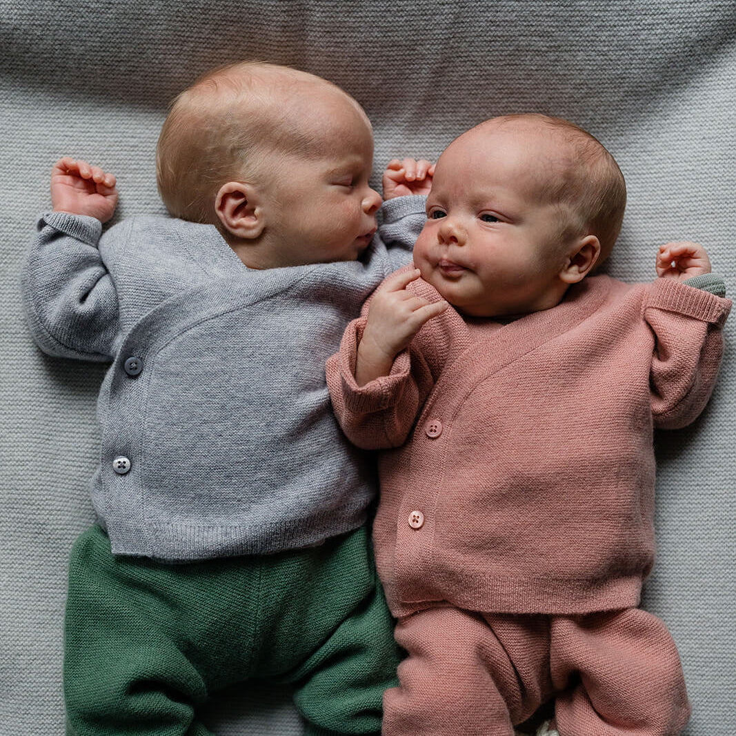 Babybox Collection Schlüttli in Grau am Kind