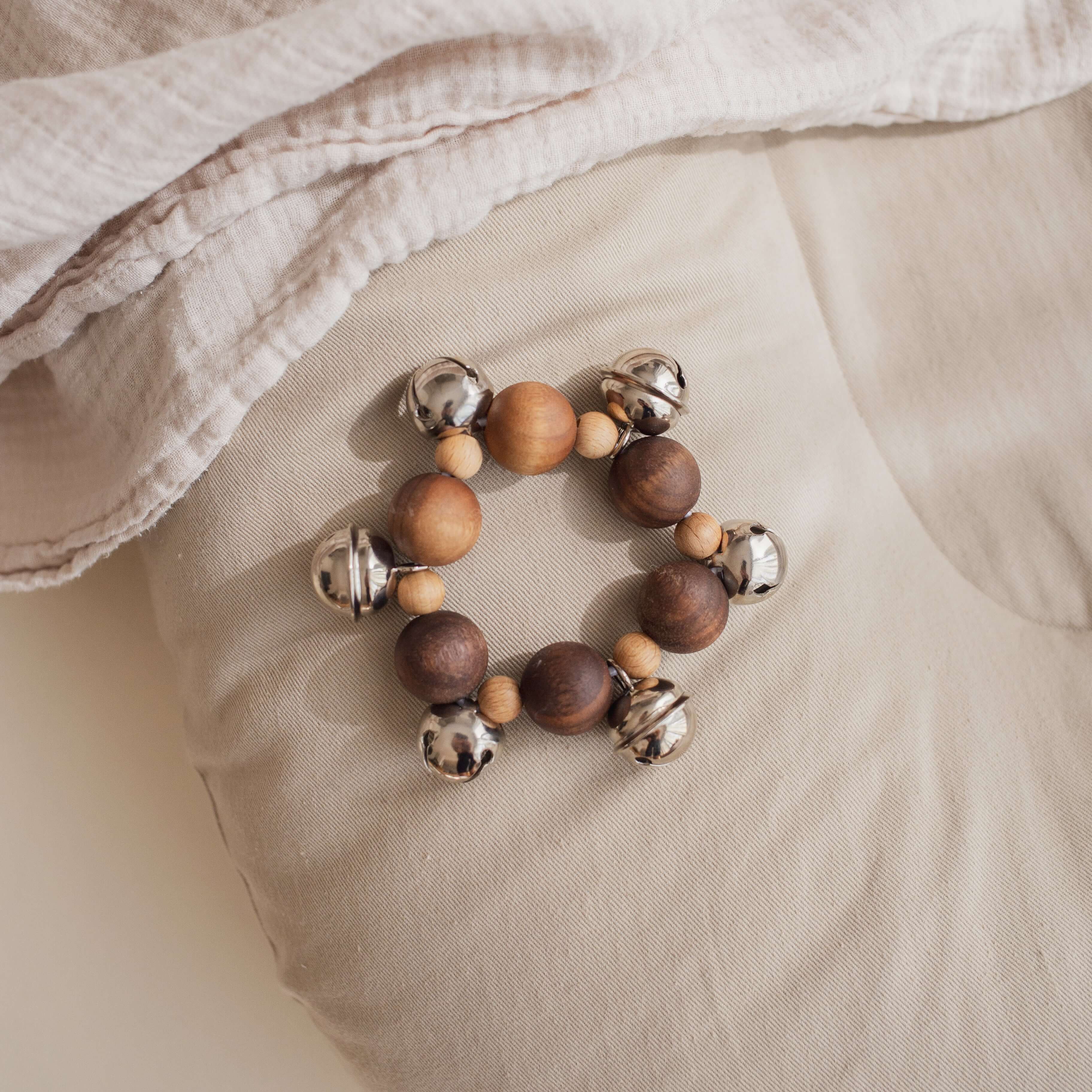 Glöckchen-Armband aus Holz – Musikalisches Babyspielzeug ab 12 Monaten
