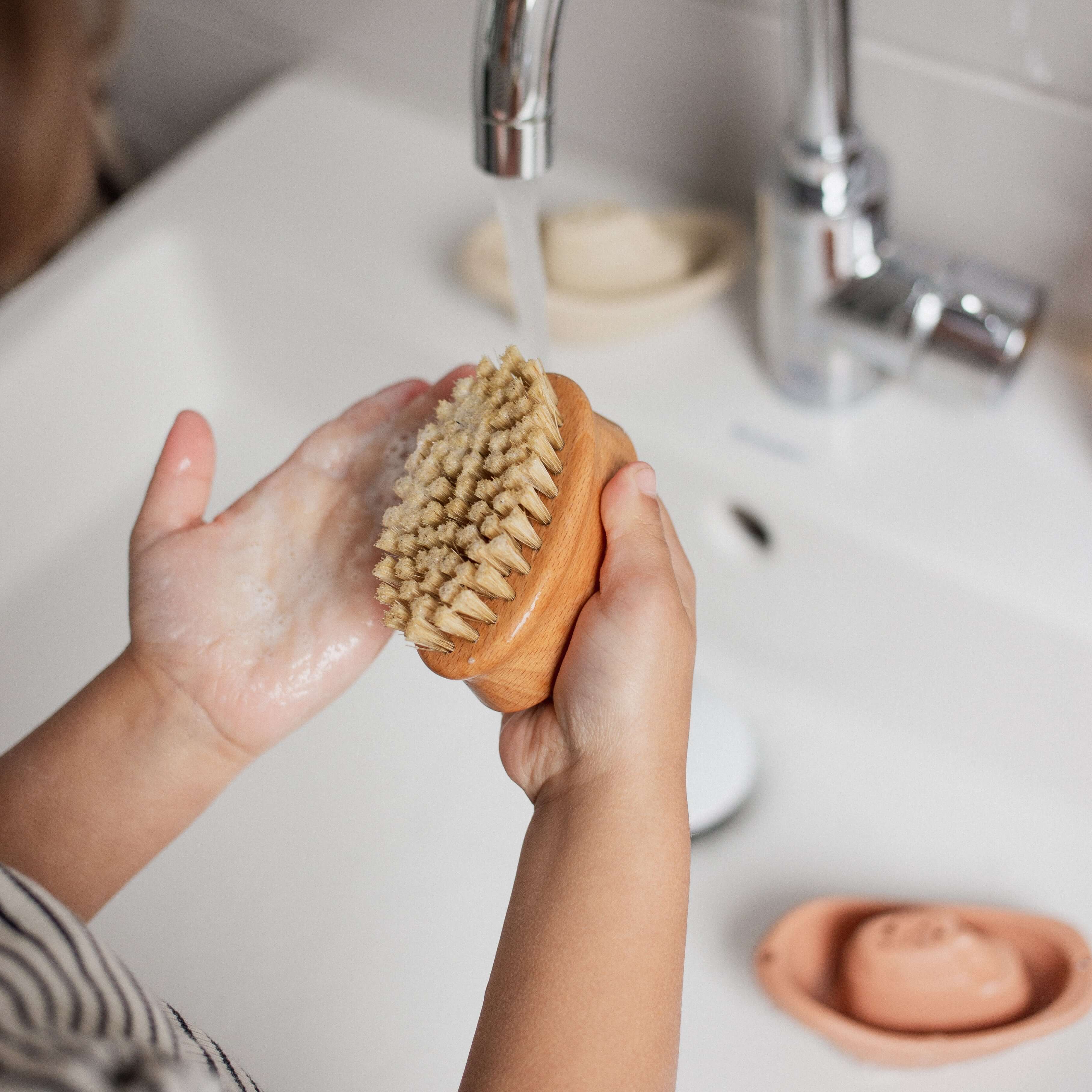 Produktfoto mit Kind das die Brüste in der Hand hält