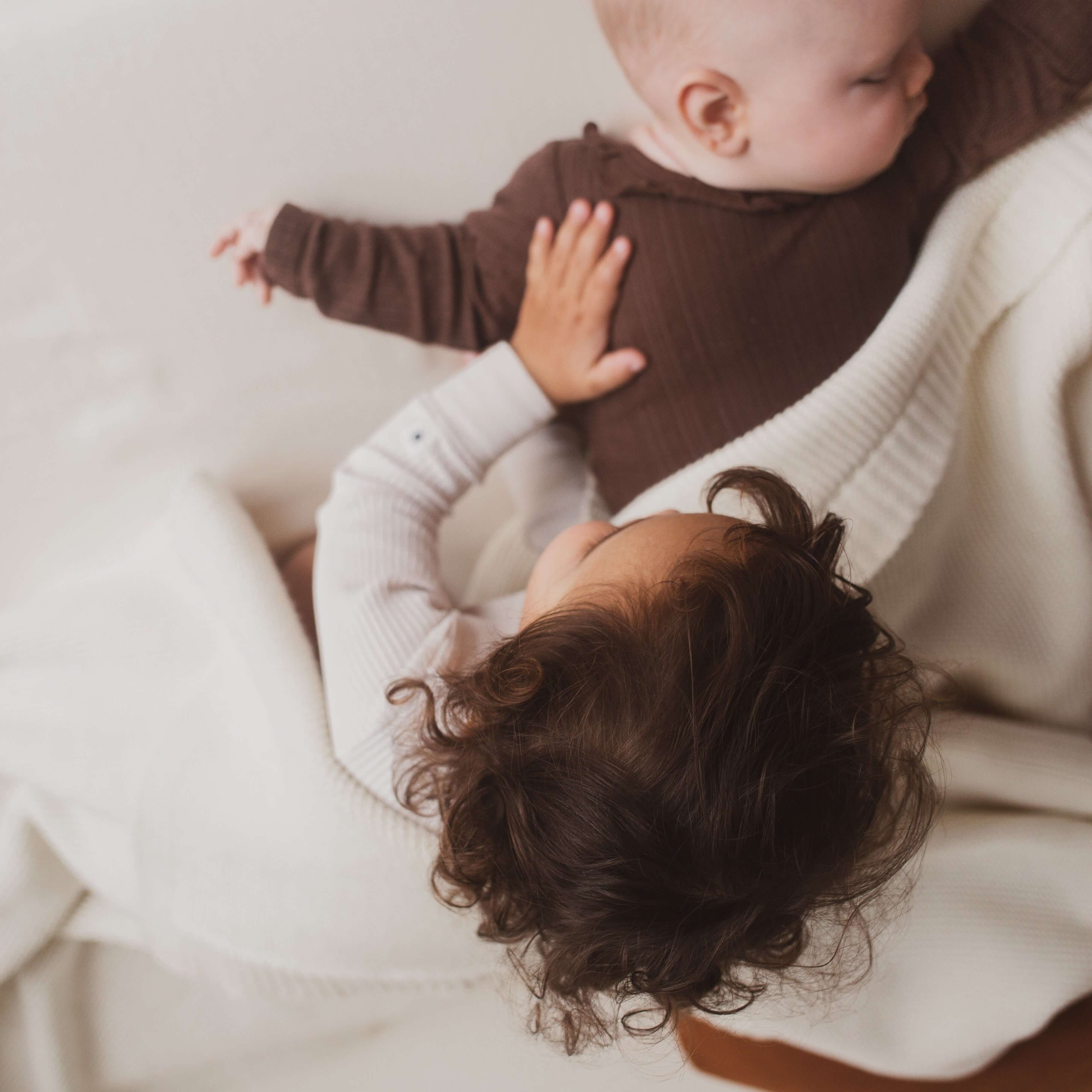 Produktfoto Babydecke natur mit Kind und Baby