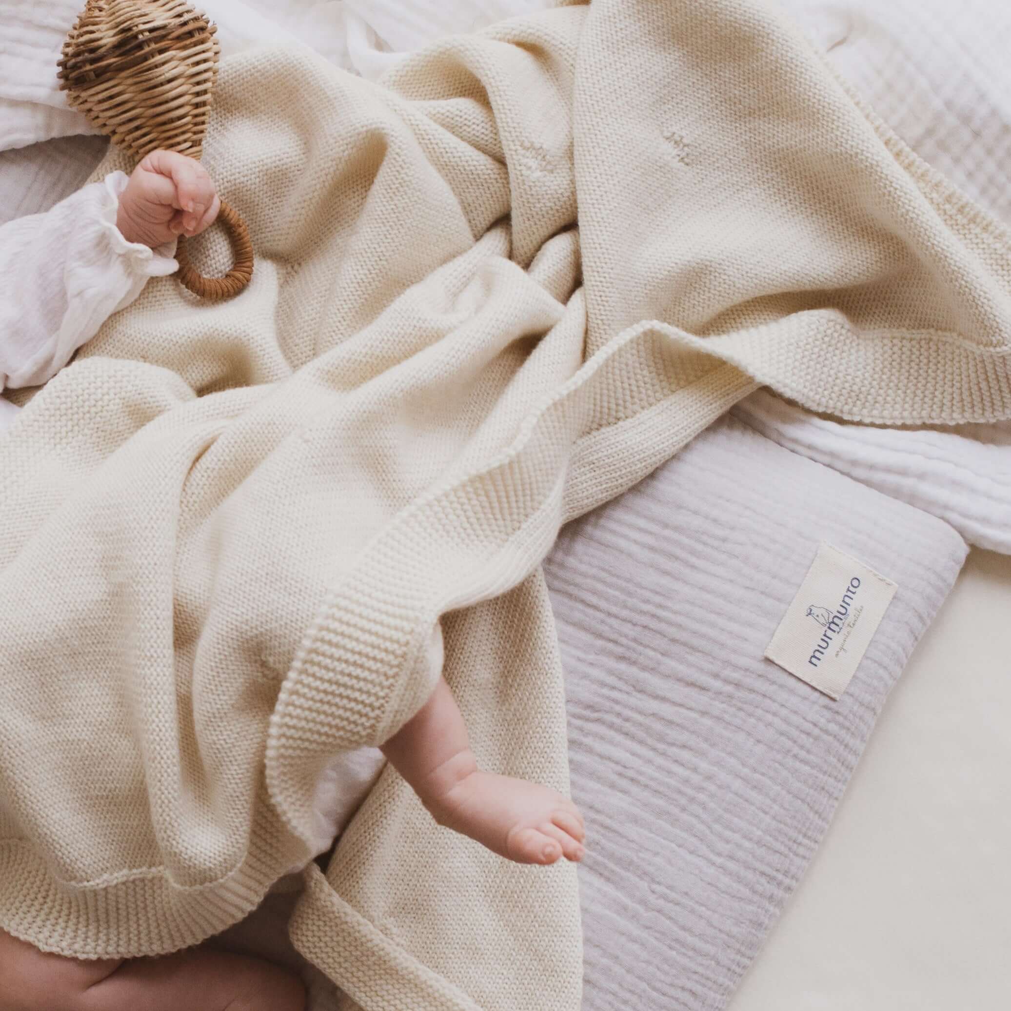Produktfoto Babydecke natur mit Babyfuß