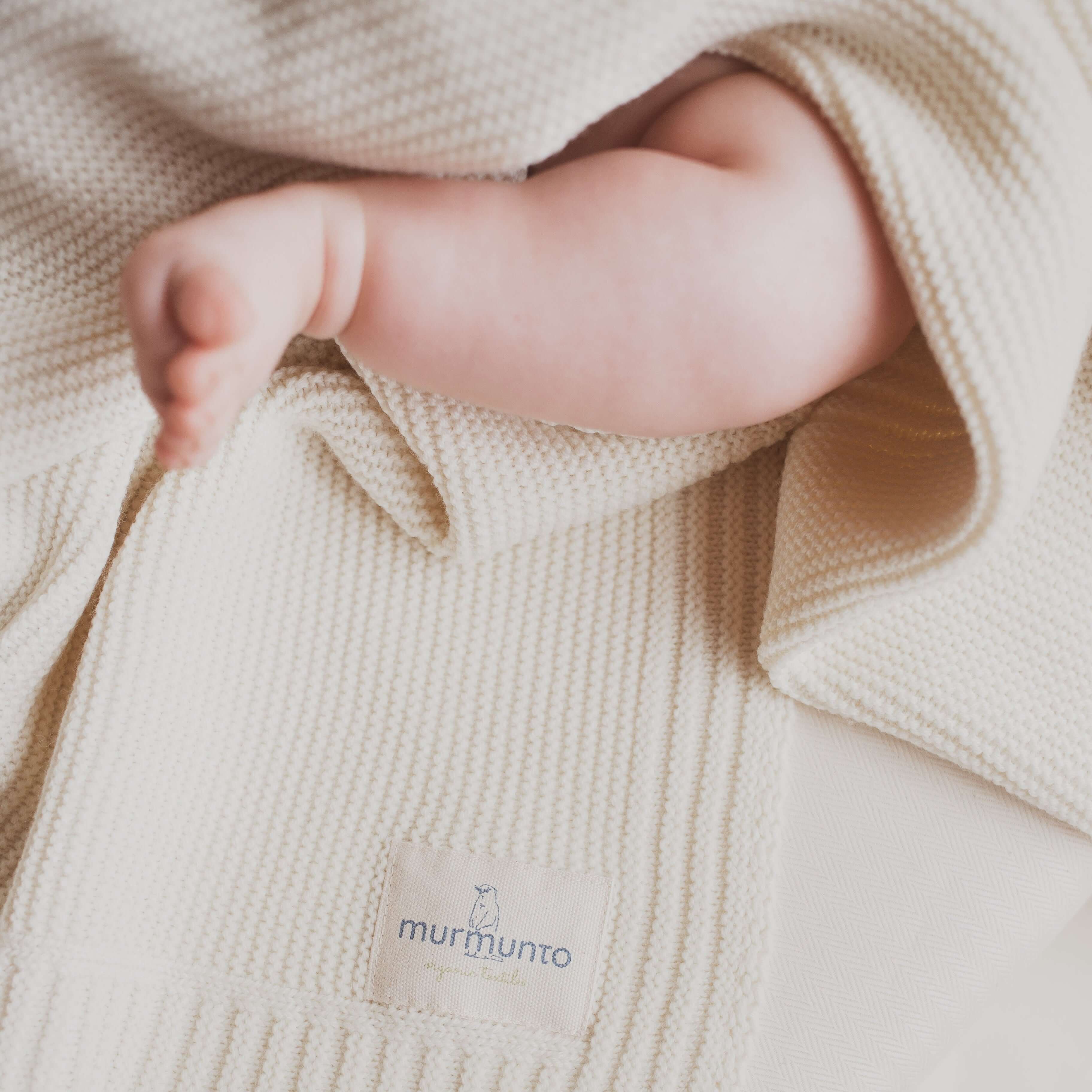 Produktfoto Babydecke natur mit Babyfuß