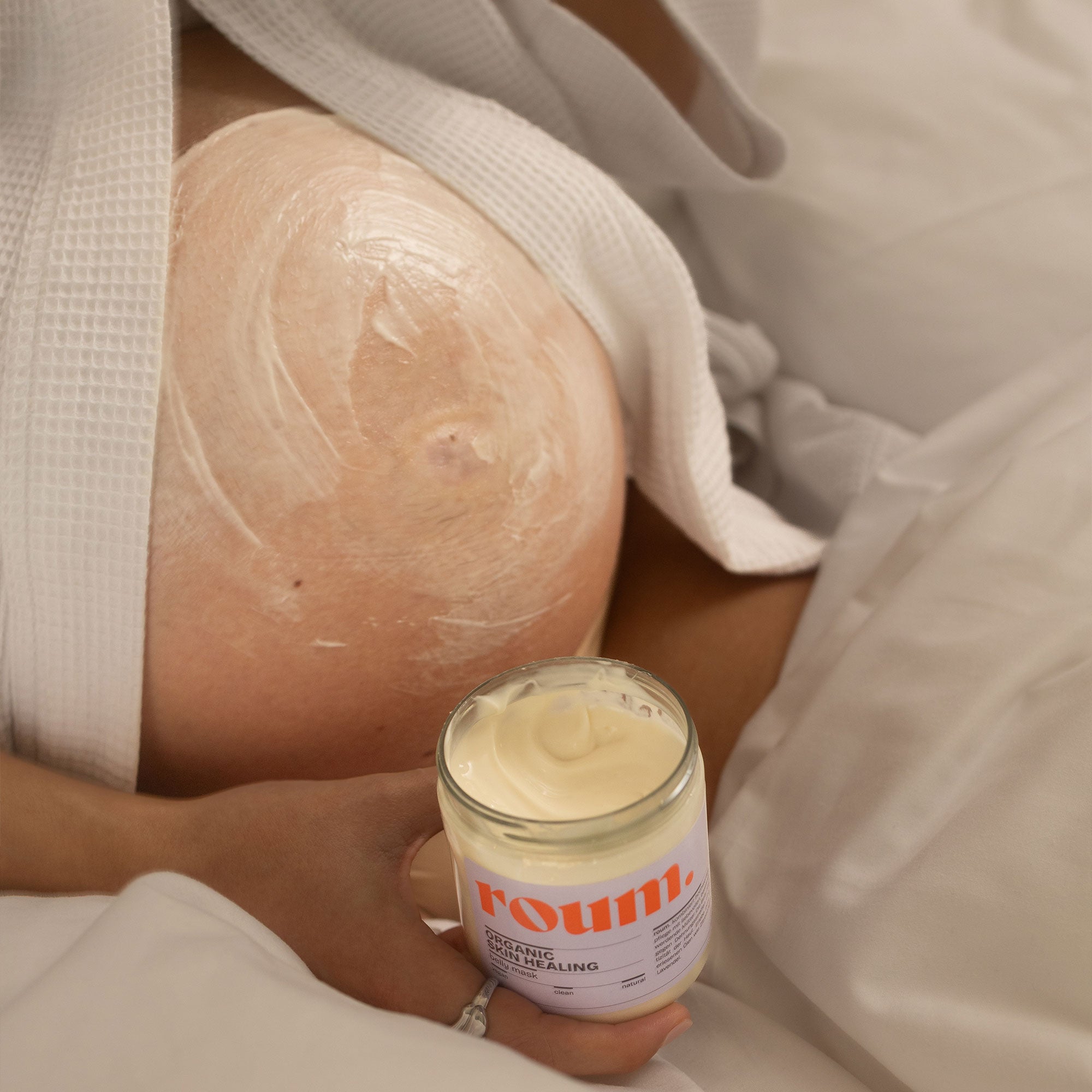 Roum Belly Maske Produktfoto auf dem Bauch