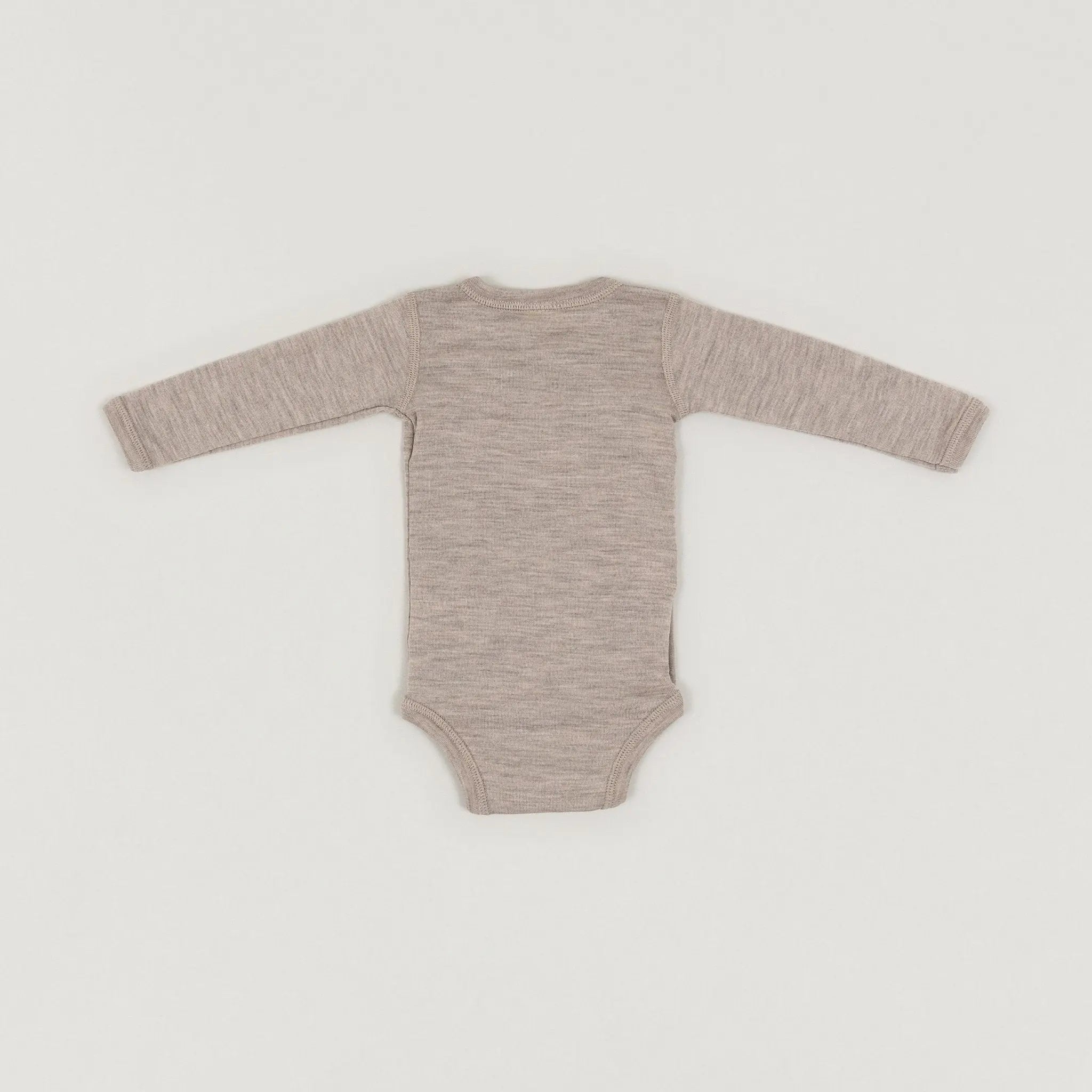 Ein Produktbild des Langarmwickelbodys aus Wolle und Seide in Dune-Melange der Babybox Collection in der Rückansicht im Onlineshop von Babybox and Family