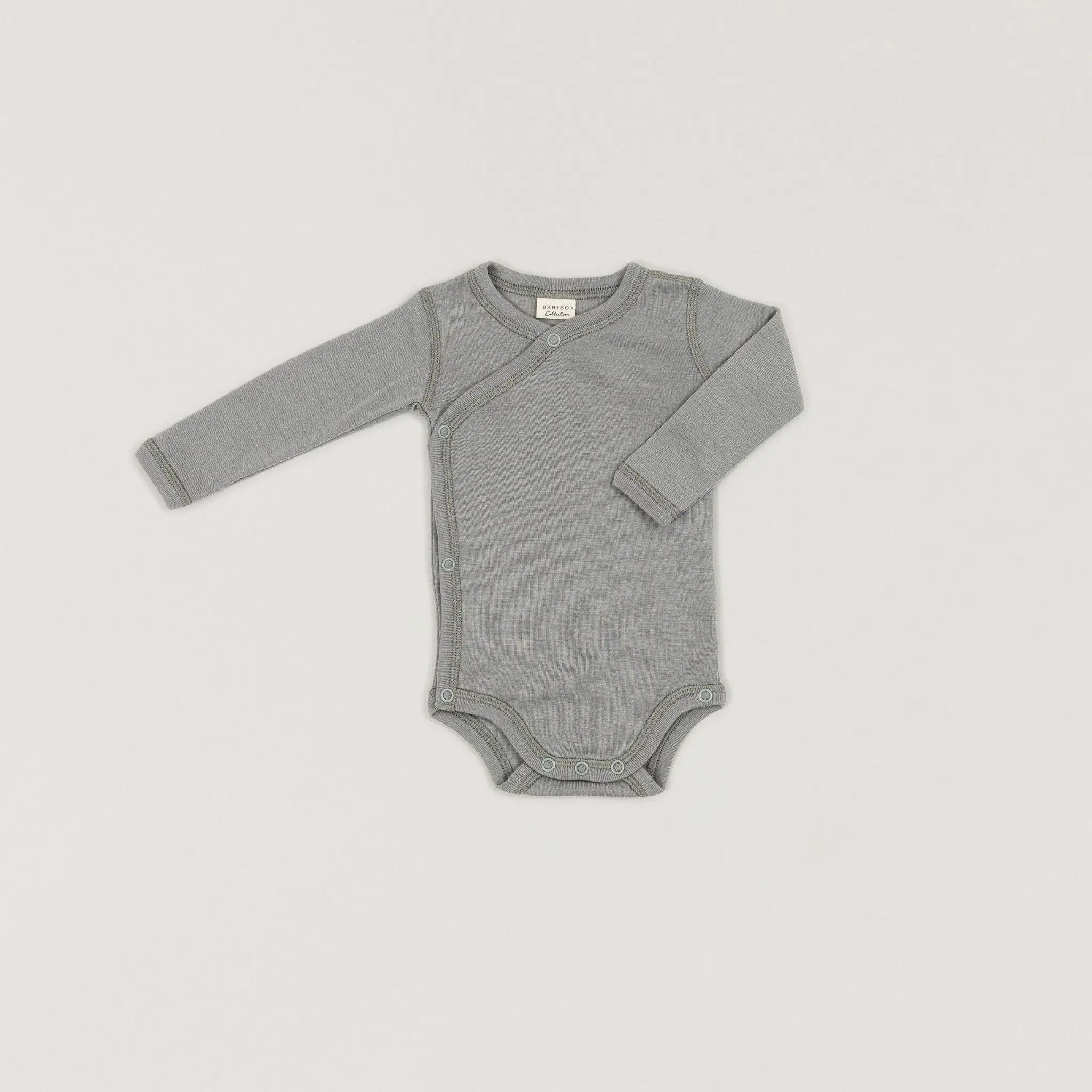 Ein Produktbild des Langarmwickelbodys aus Wolle und Seide in Forest der Babybox Collection in der Vorderansicht im Onlineshop von Babybox and Family