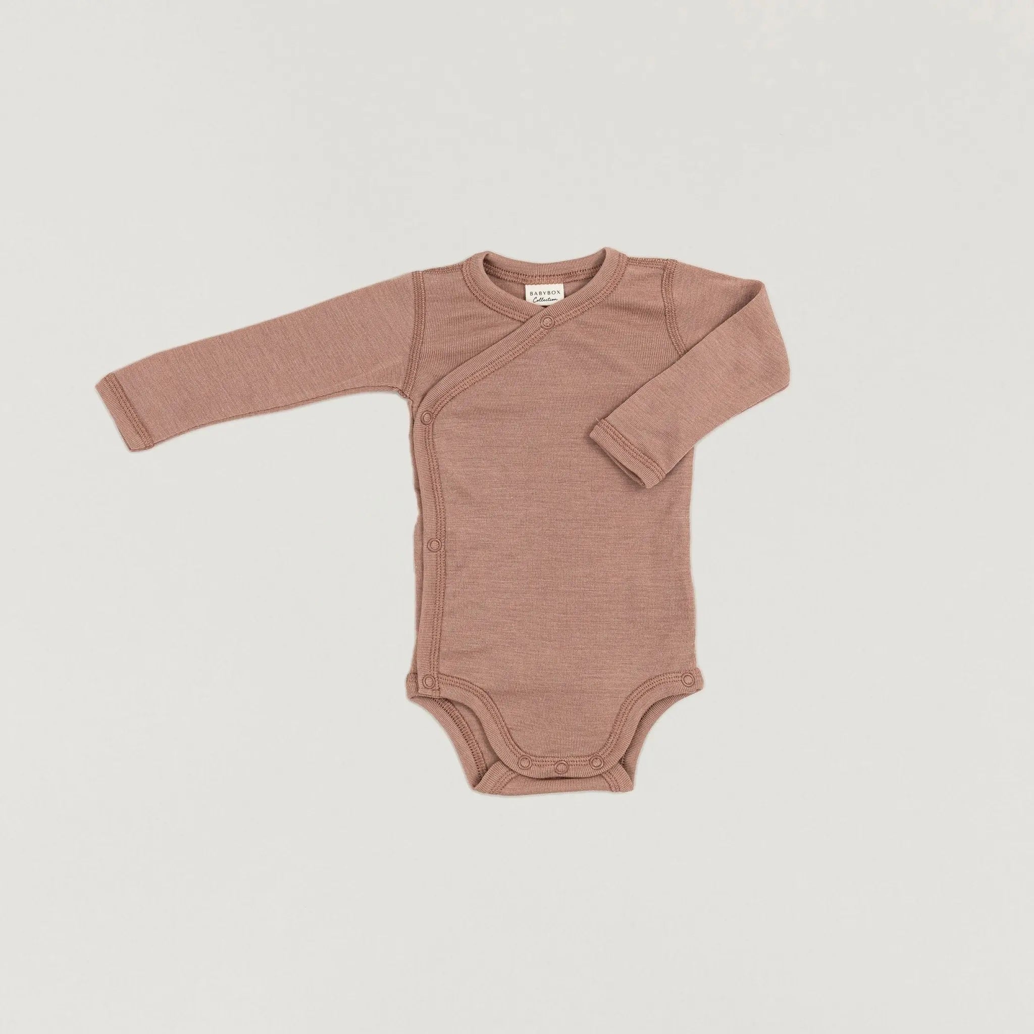 Ein Produktbild des Langarmwickelbodys aus Wolle und Seide in Rose-Fawn der Babybox Collection in der Vorderansicht im Onlineshop von Babybox and Family
