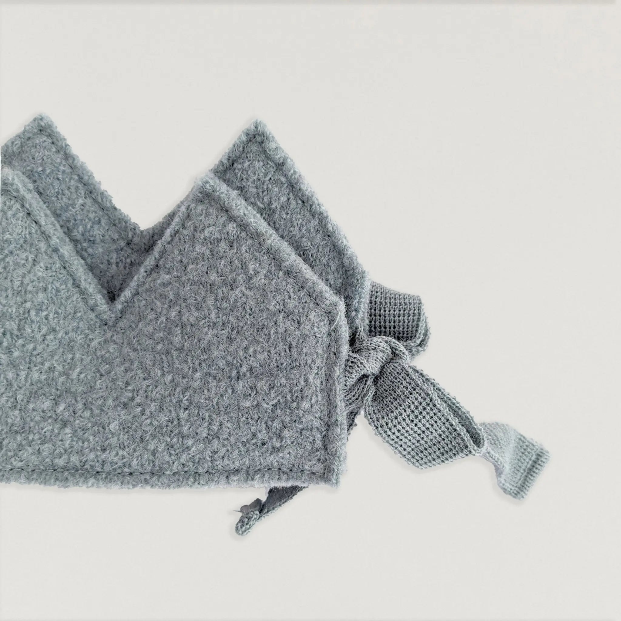 Babybox and Family Halfen Krone aus Wollwalk rauchblau-h #farbe_