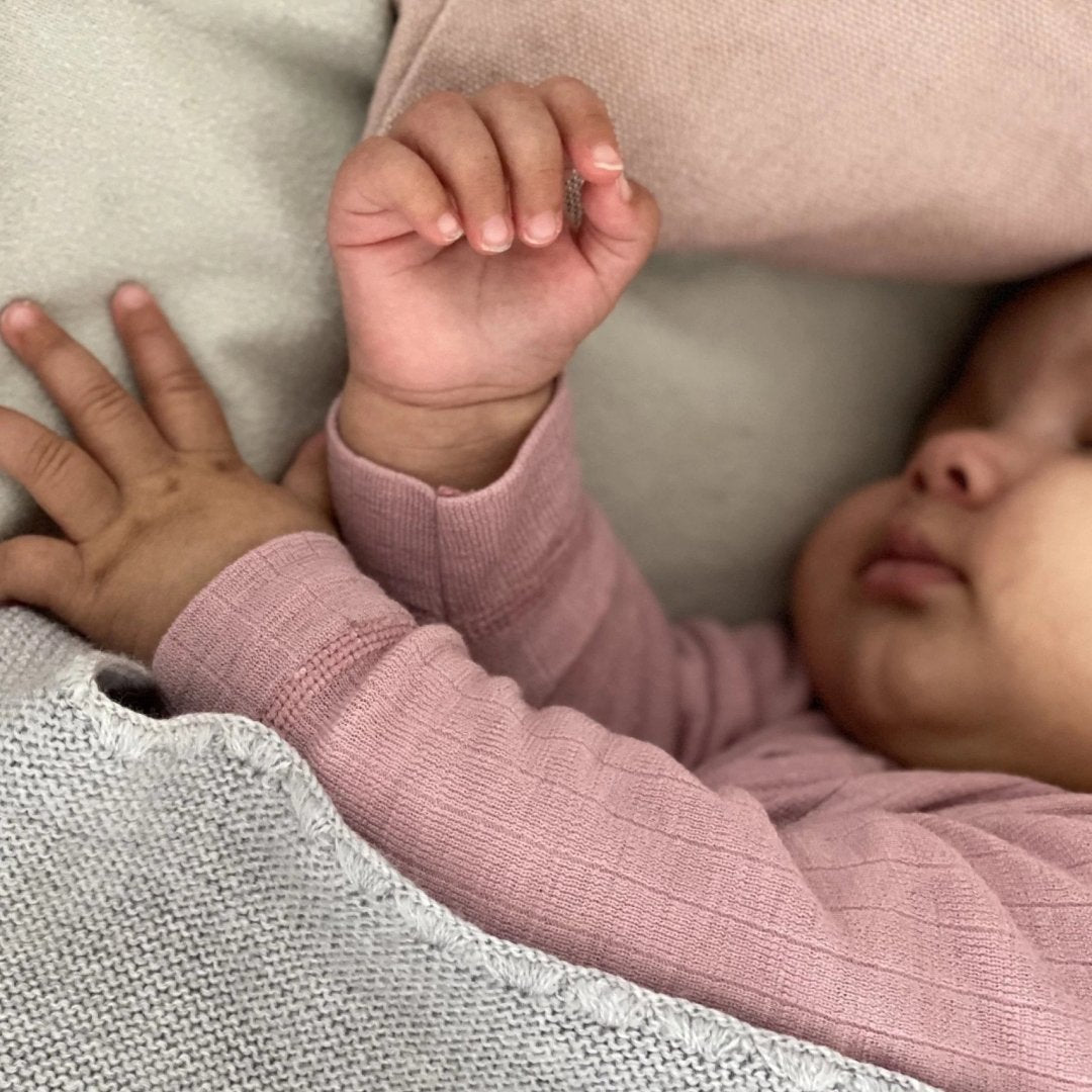 Schlafsack bei Babys: Was zieht man eigentlich darunter an? - Babybox and Family