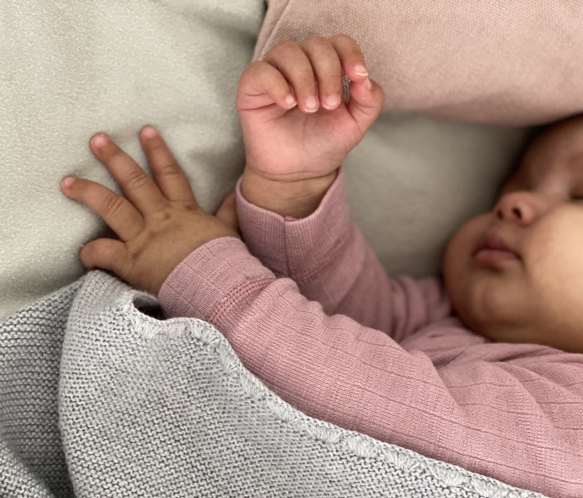 Schlafsack bei Babys: Was zieht man eigentlich darunter an? - Babybox and Family