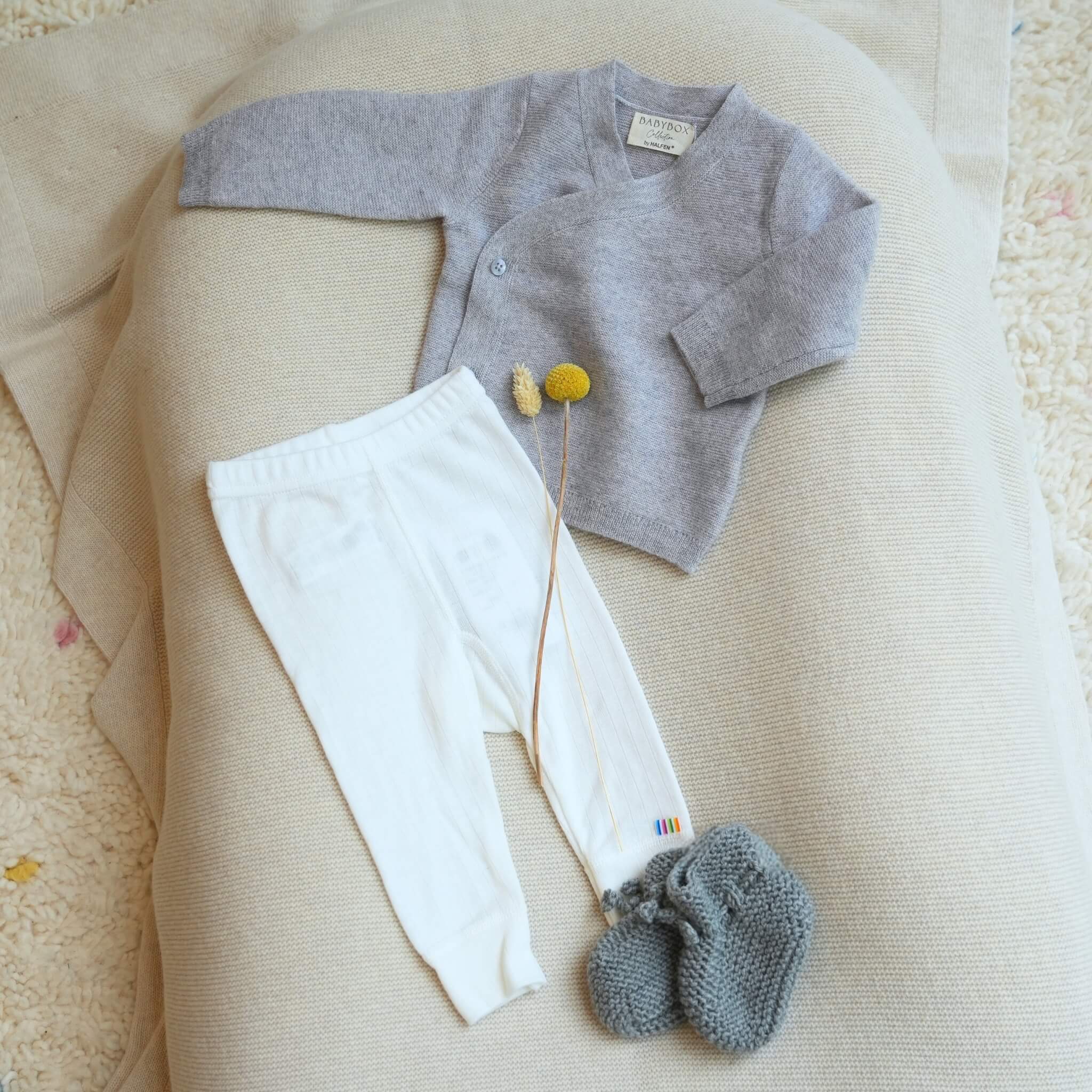 Geschenkbox Schlüttli grau und Hose Creme