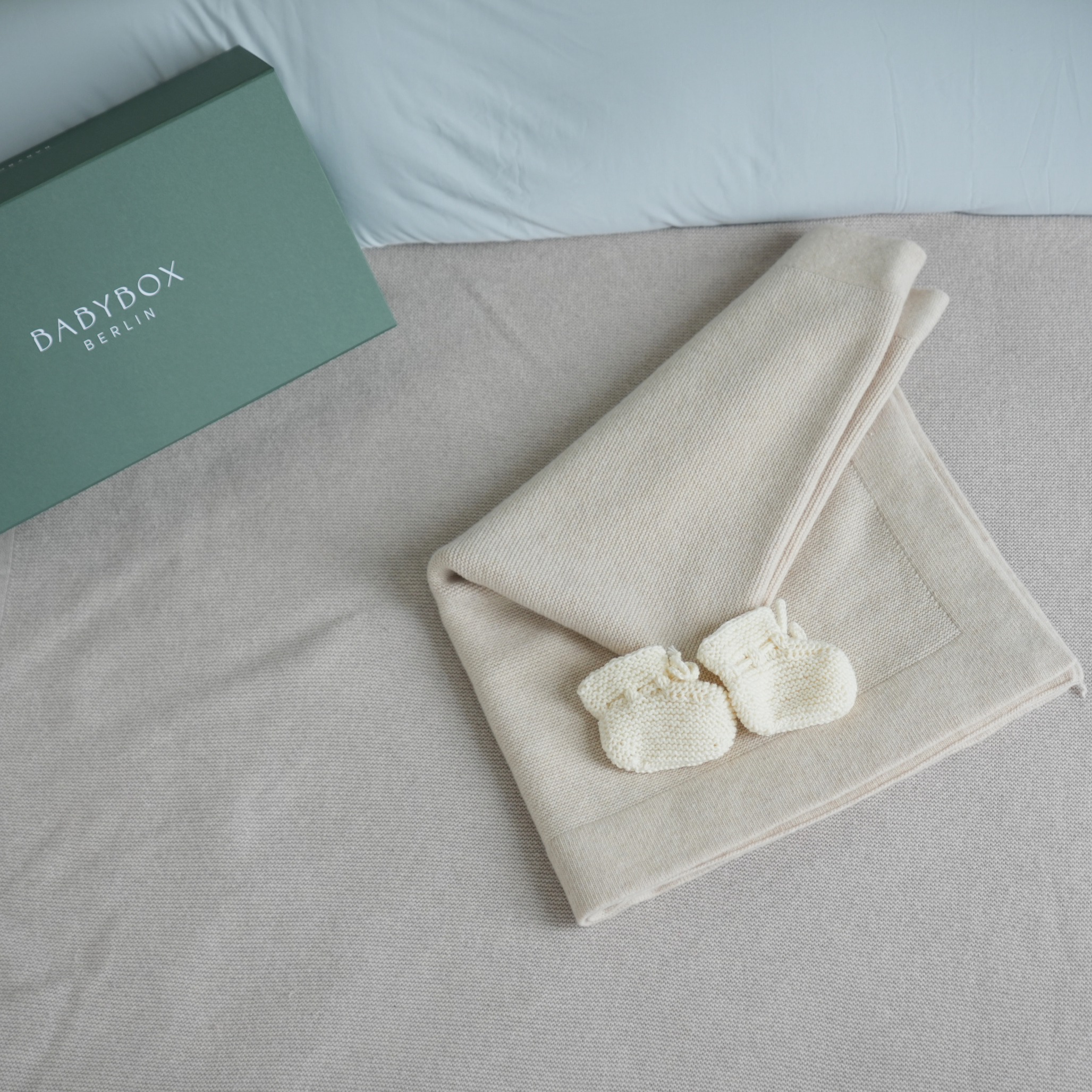 Babybox Geschenkbox – Merino-Cashmere-Decke & handgestrickte Babyschuhe