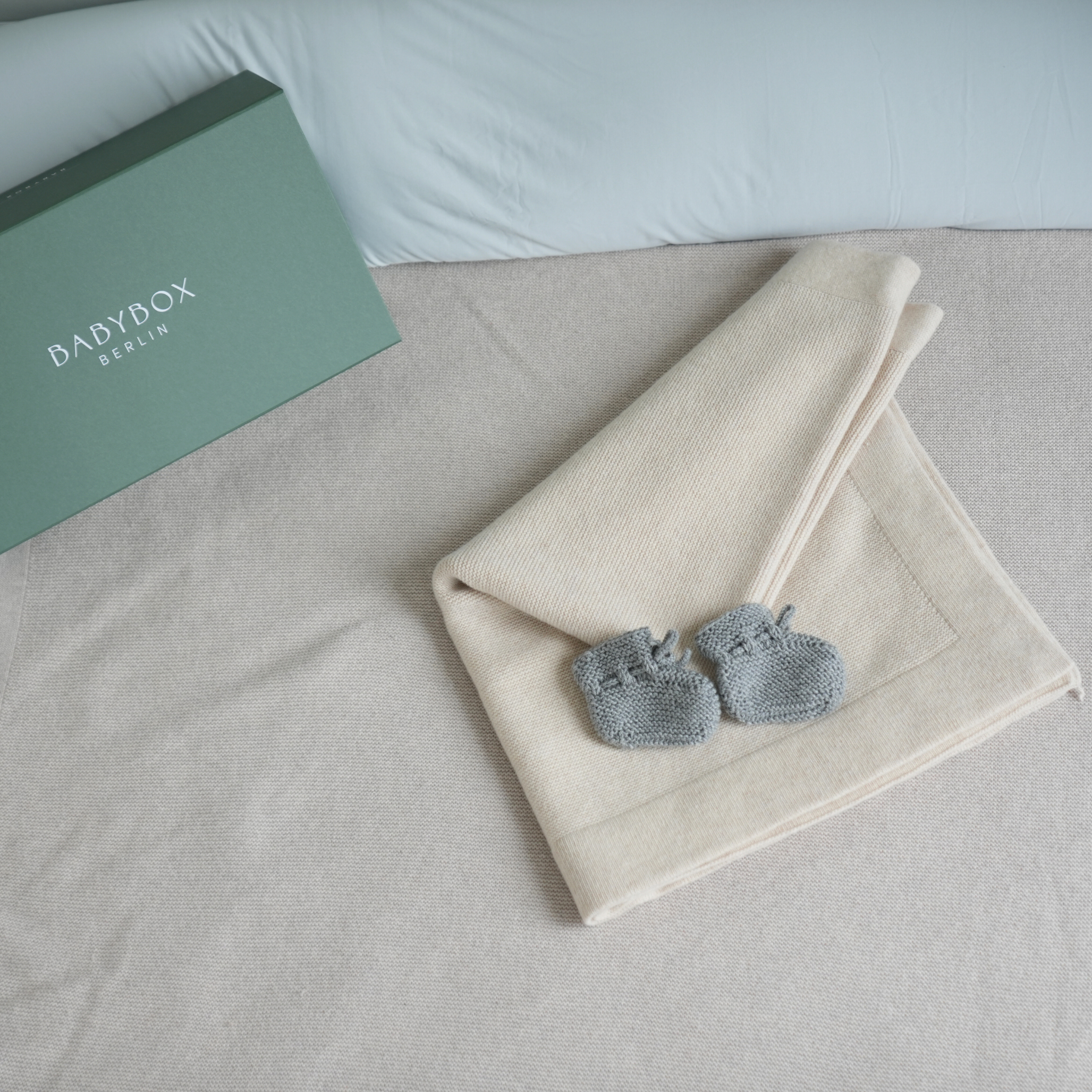 Babybox Geschenkbox – Merino-Cashmere-Decke & handgestrickte Babyschuhe