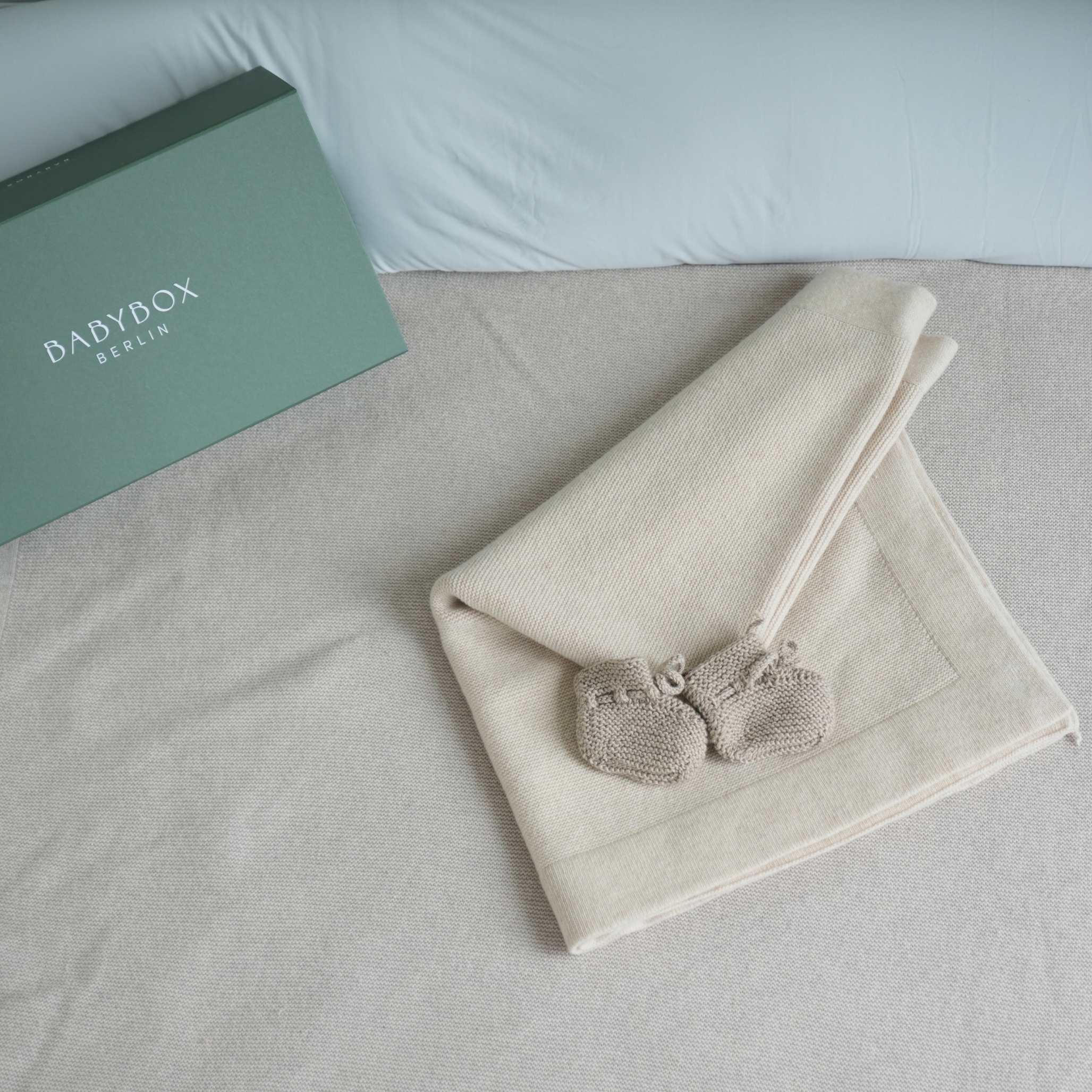 Babybox Geschenkbox – Merino-Cashmere-Decke & handgestrickte Babyschuhe
